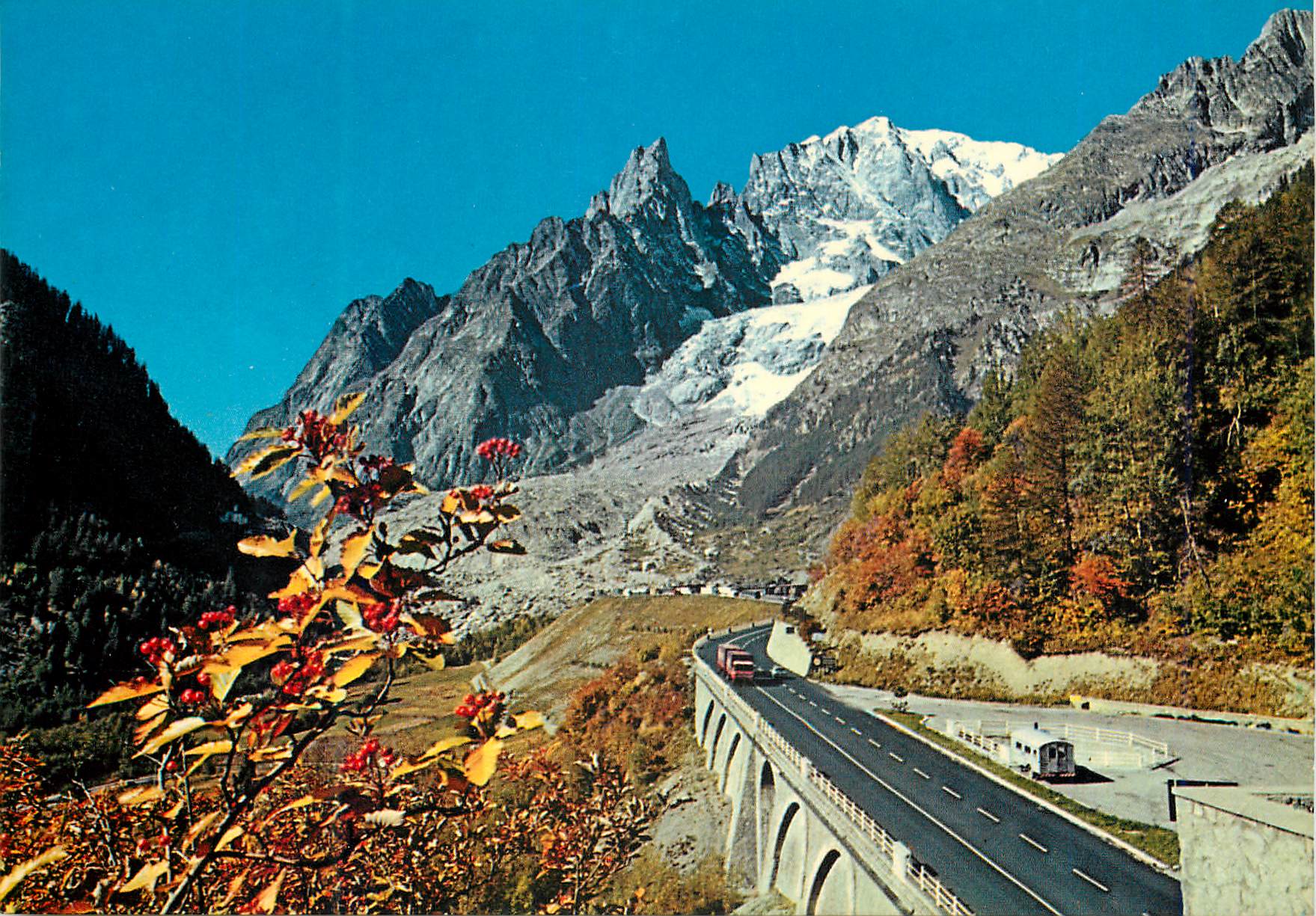 CPM Courmayeur entreves m 1381 la grande route pour le tunnel au fond d'aiguille noire de peuterey mt 3773 et le mont bl