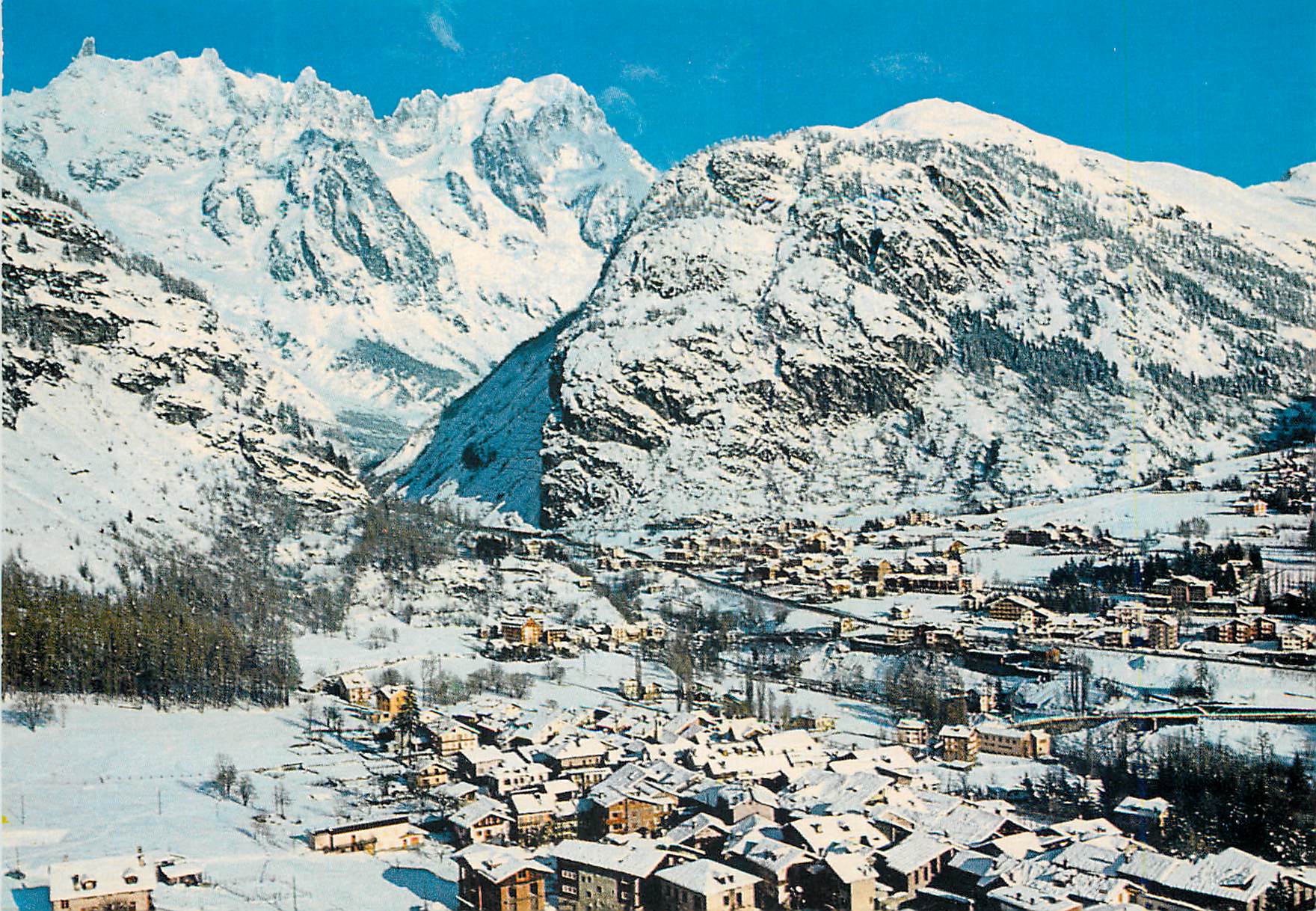 CPM Courmayeur vue generale d'hiver et la chaine du mont blanc