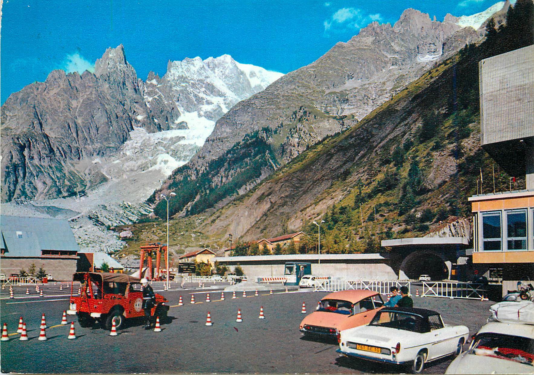 CPM Courmayeur enteves 1381 m place et entree au tunnel (long 11600 m) au fond le mt blanc 4810 m