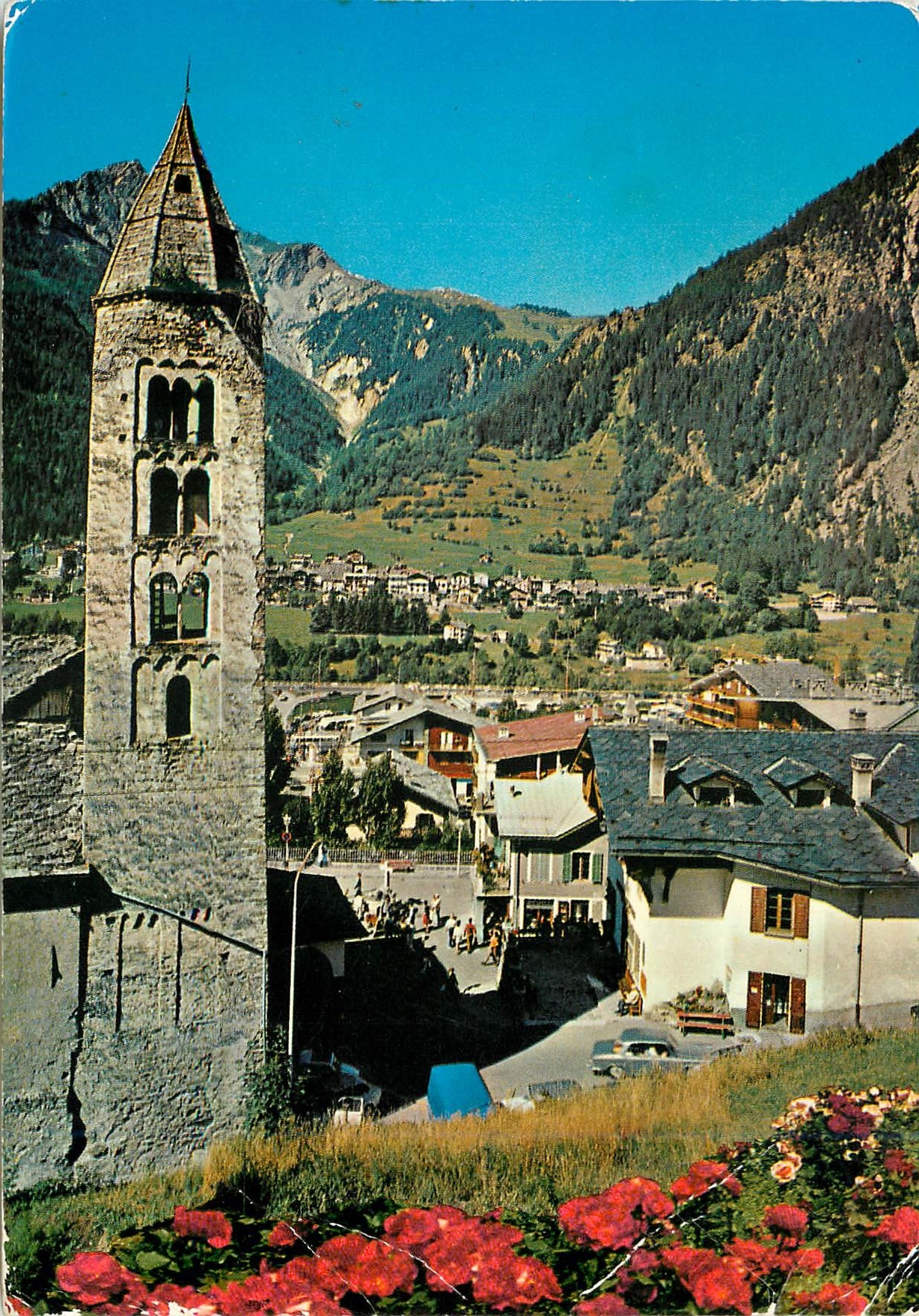 CPM Courmayeur un coin du panorama l'eglise de s pantaleona avec le clocher roman (a 1392) et la maison des guides
