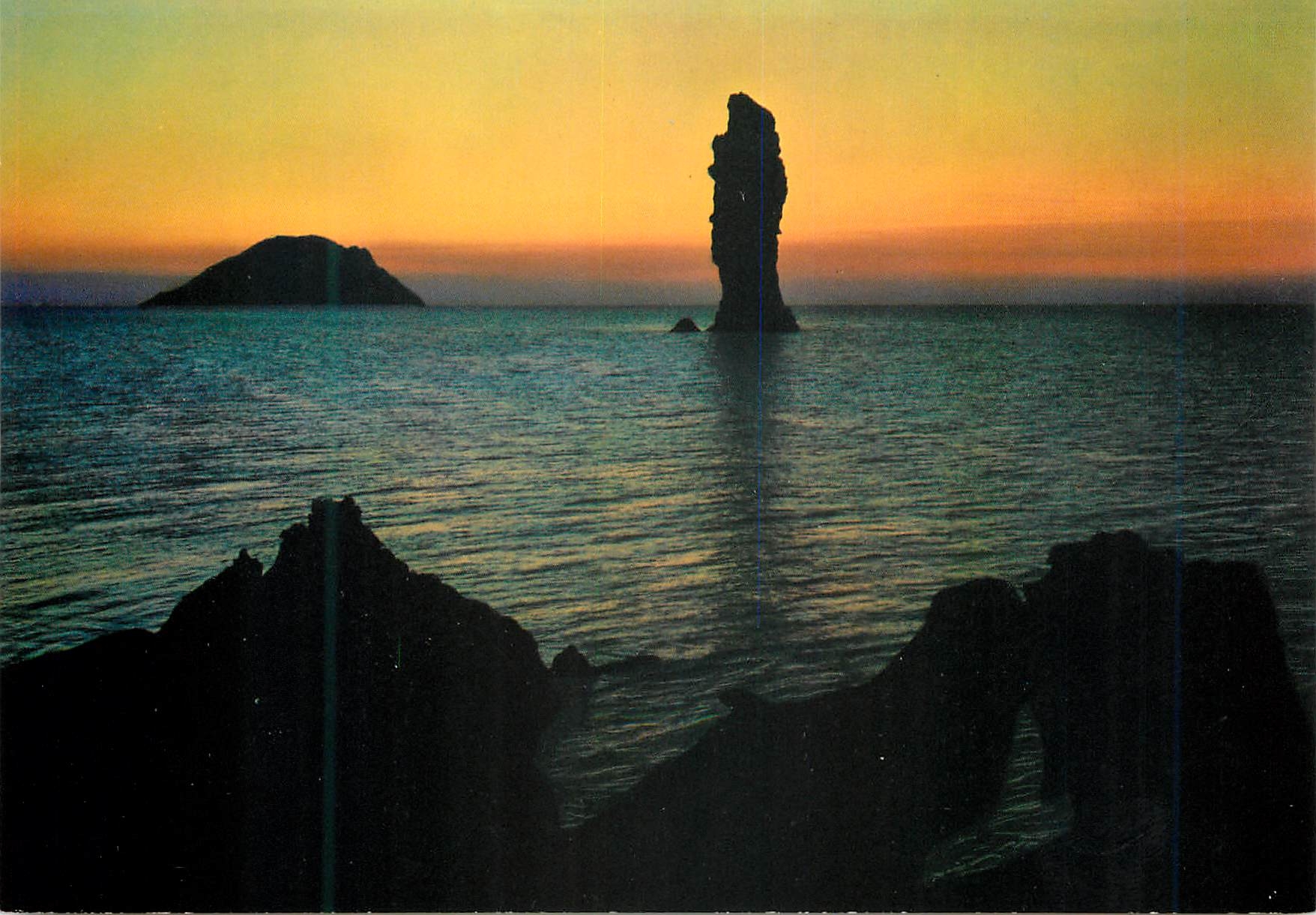 CPM Eolie isola di fillicudi la canne et alicudi dans le fond au crepuscule