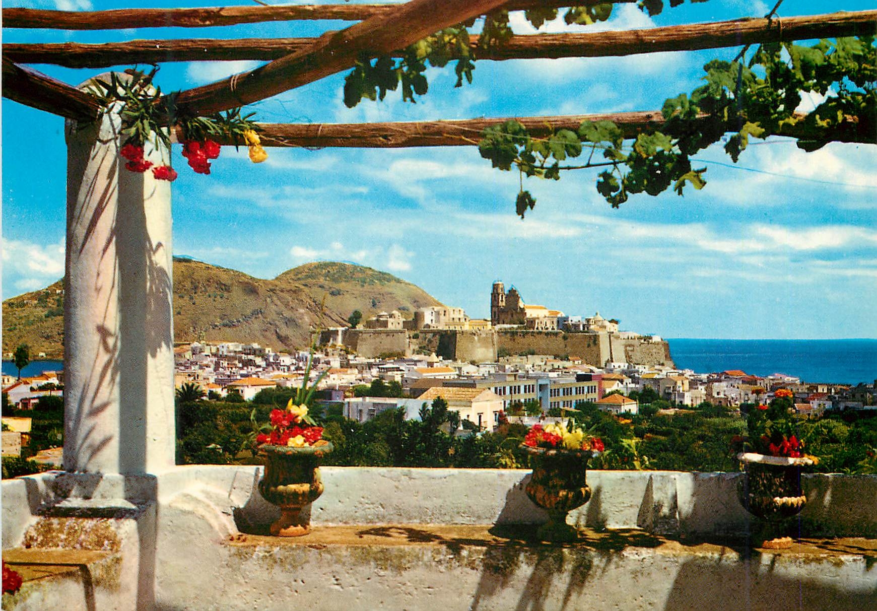 CPM Isola di lipari (italy) l'ile de lipari le chateau