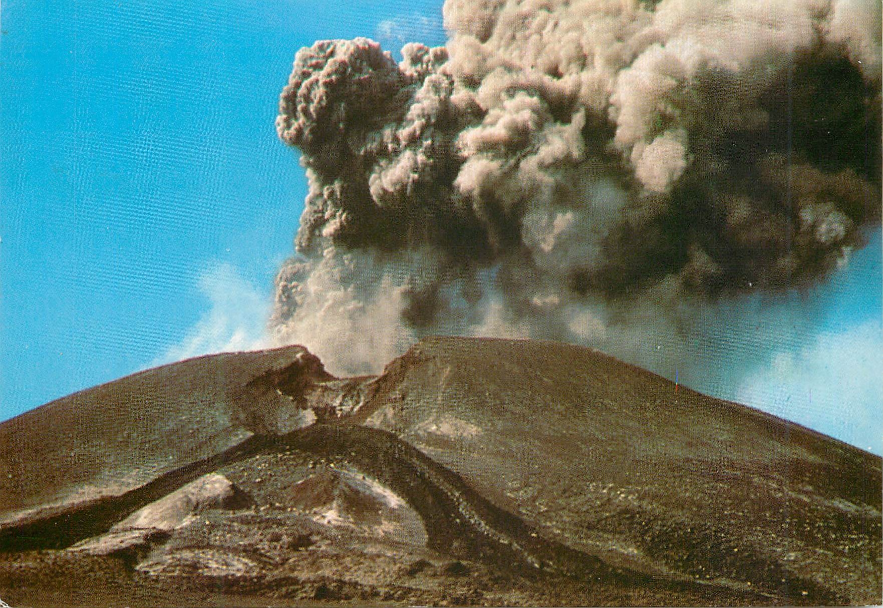 CPM Etna (sicilia) explosion dans le cratere a nord est avec cendres et lapilli