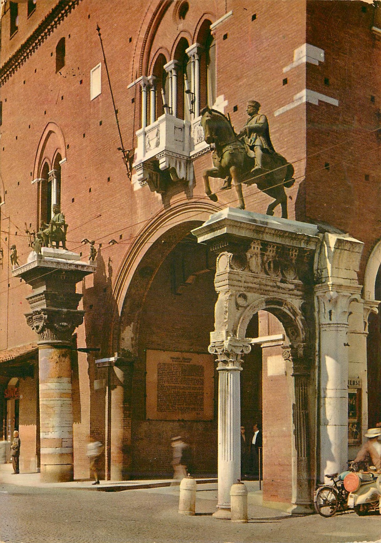 CPM Ferrara palais du podesta arc avec ducs d'este