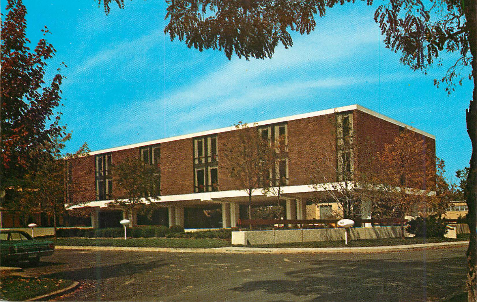 CPA View of the new wing of Oberlin Inn showing the undercover East entrance  the gardens and the reflection pool