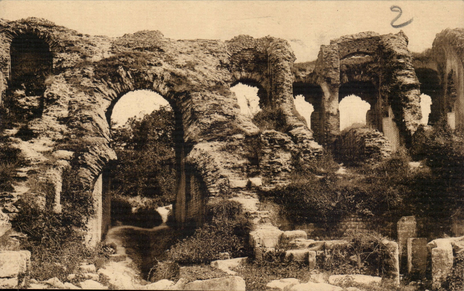 Saintes CPA Ruines des arenes gallo-romaines