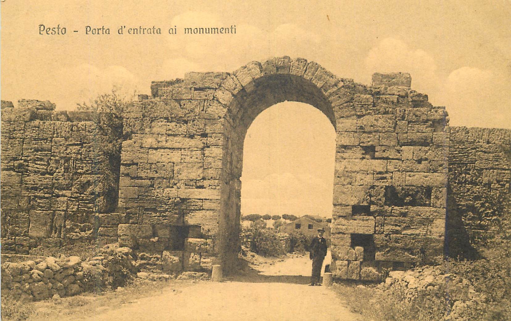 CPA Pesto Porta d'entrata ai monumenti