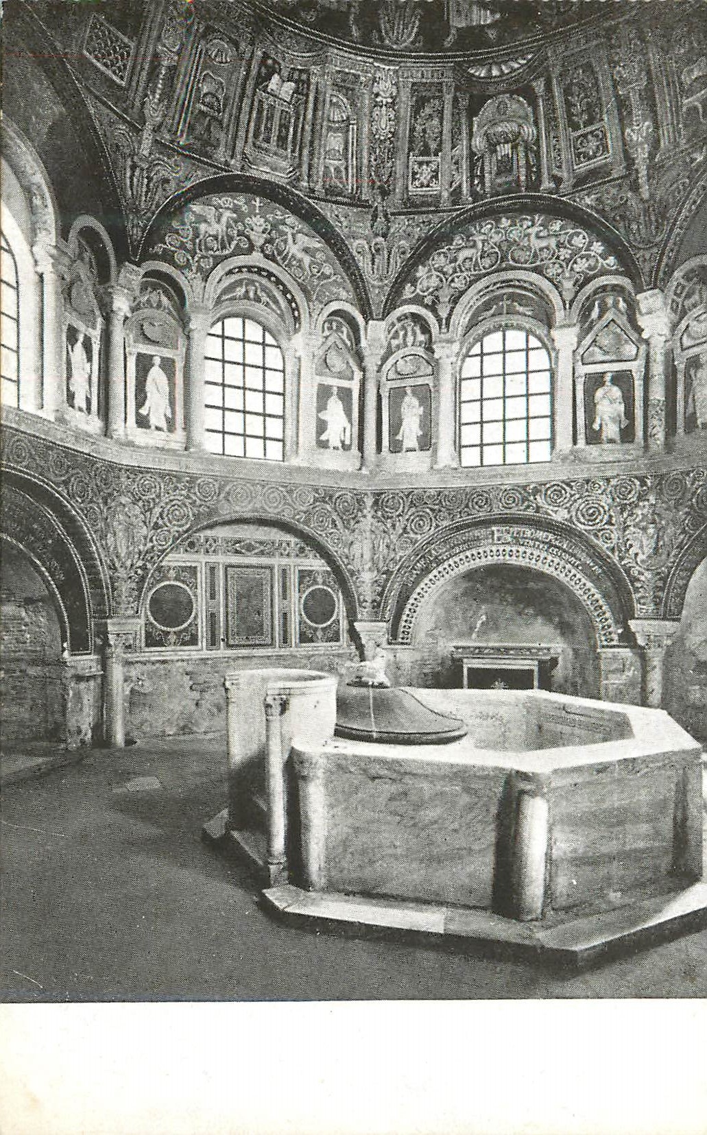 Ravenna - Baptistère. L'inférieur (VIe siècle) — Agenzia Ecclesia, D.A. De Stefani