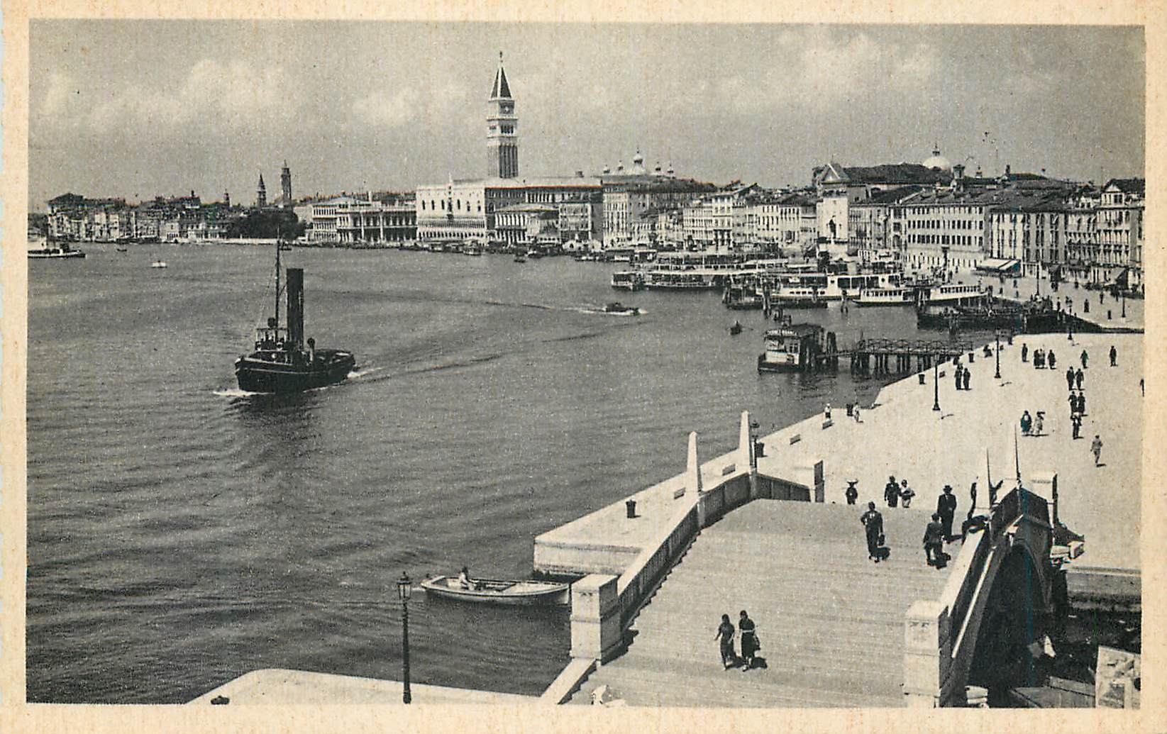 CPA Venezia Nouveau Pont de l'Arsenal et Riva Schiavoni Bateaux