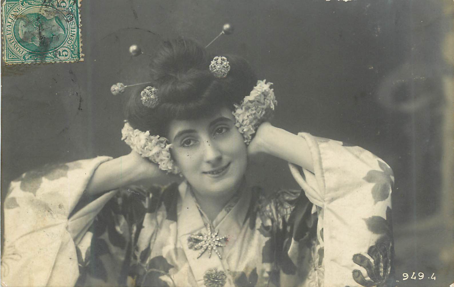 Femme en costume japonais — pose souriante — Cartolina Posta