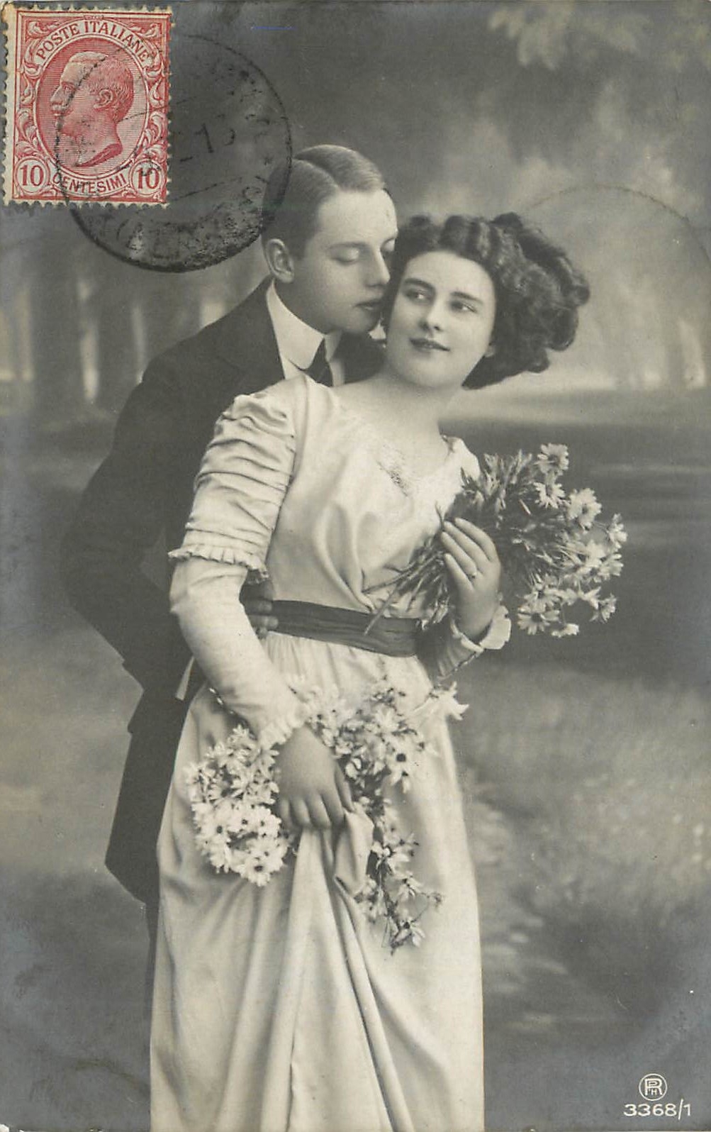 Jeune couple en amoureux — scène de studio — éditeur R. 3368/1