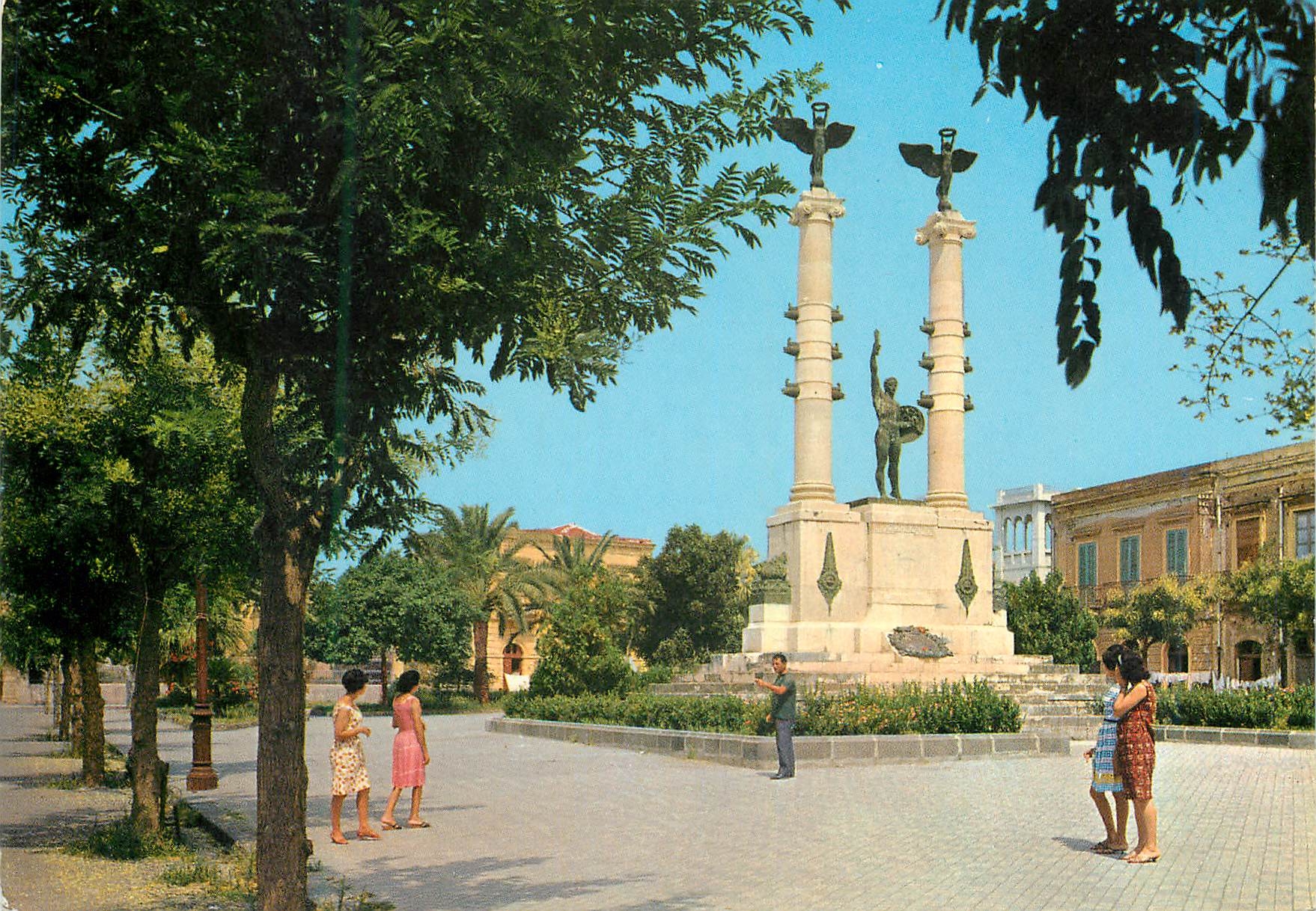 CPM Milazzo Place Roma et Monument aux Morts