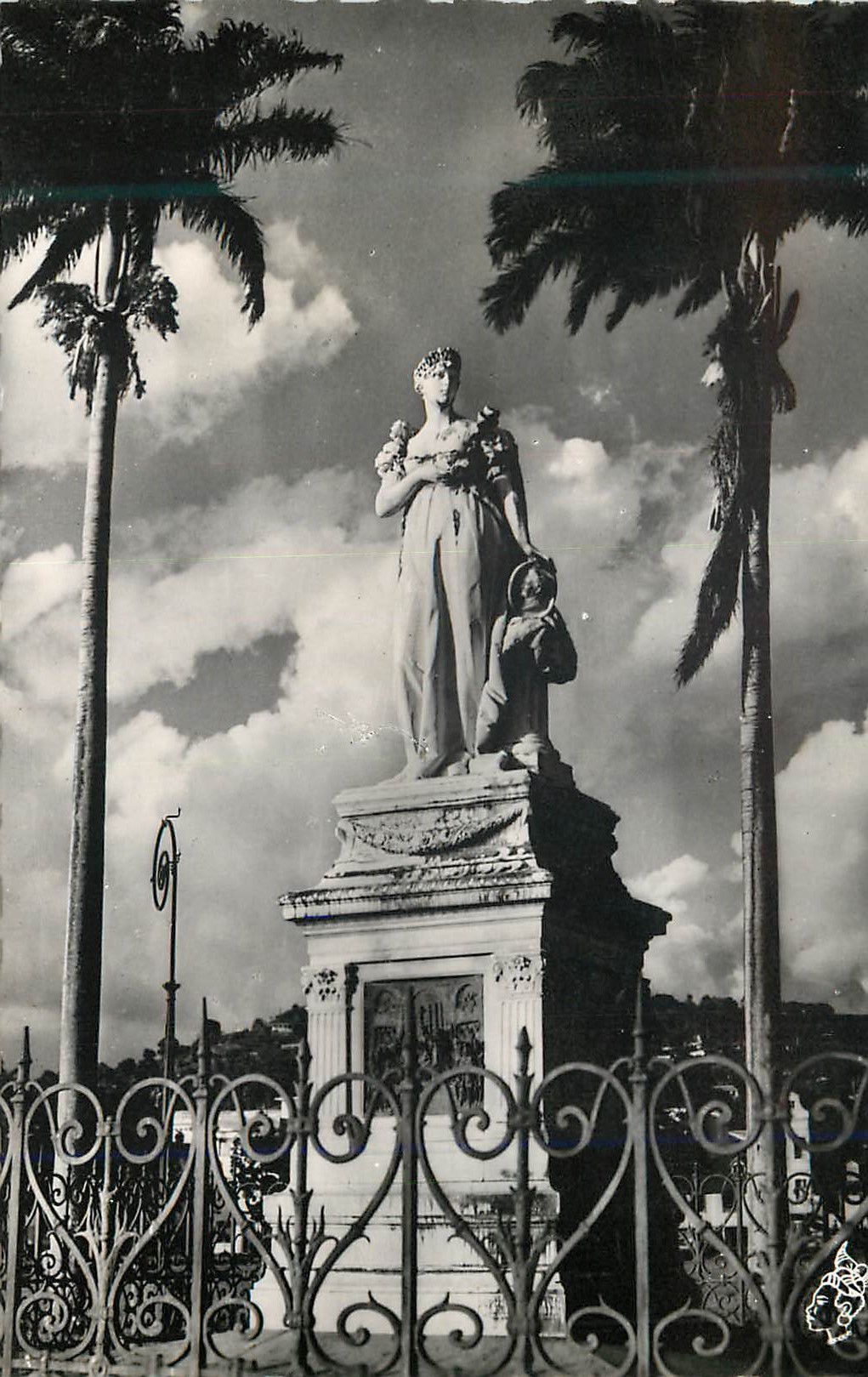 Fort-de-France — Statue de l'Impératrice Joséphine sur la savane — Cliché Pierre MILON
