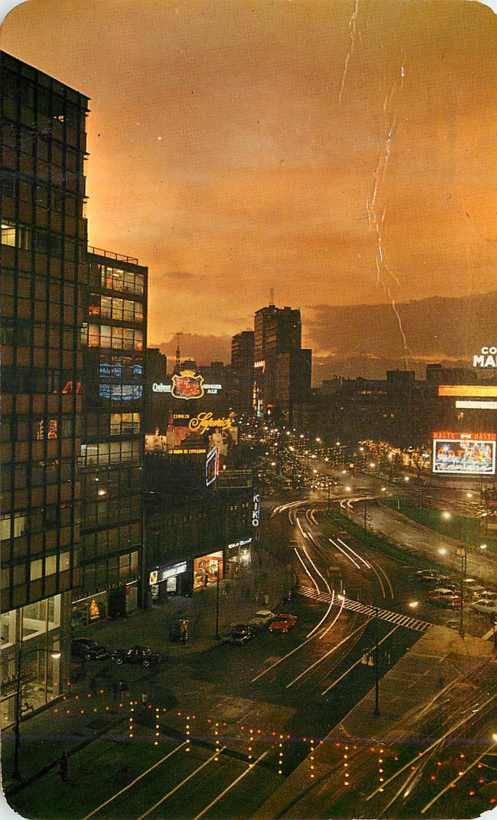 CPM Twilight over the usually busy intersection of the "Caballito" of Juárez and Reforma