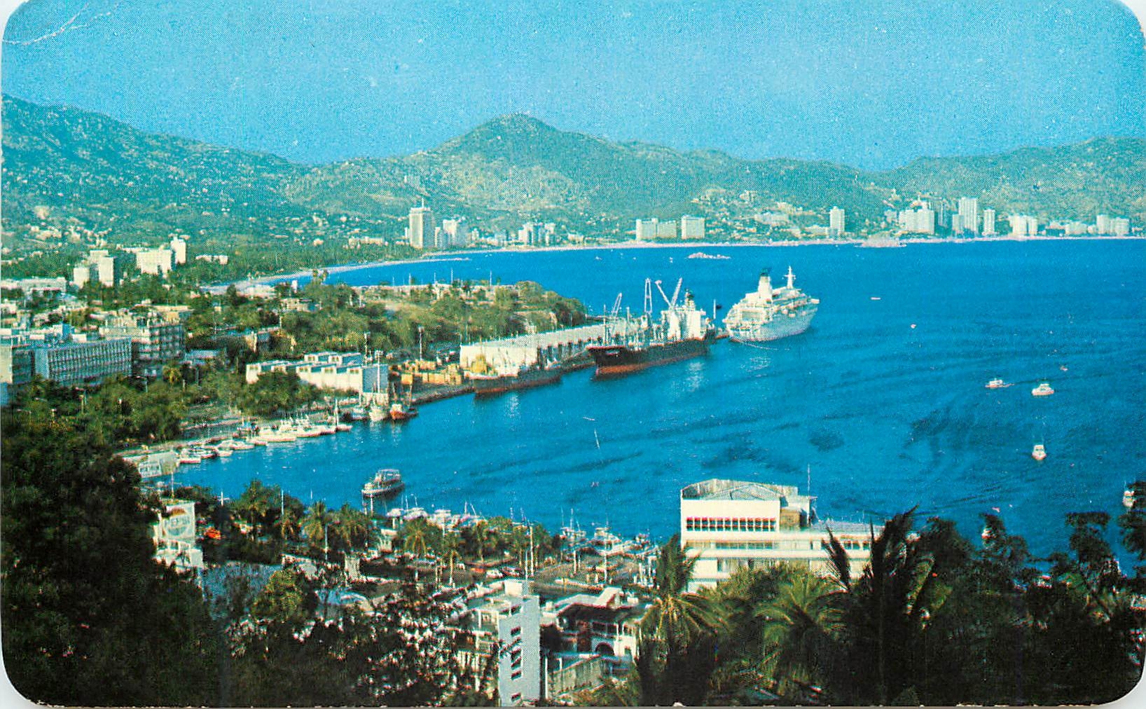 CPM A PRETTY VIEW OF THE BAY ACAPULCO MEXICO