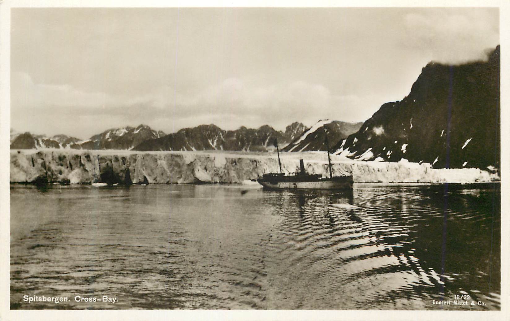 Spitsbergen. Cross-Bay — vue de la baie avec glacier et navire — Enerett-Mittet & Co. n° 18/23