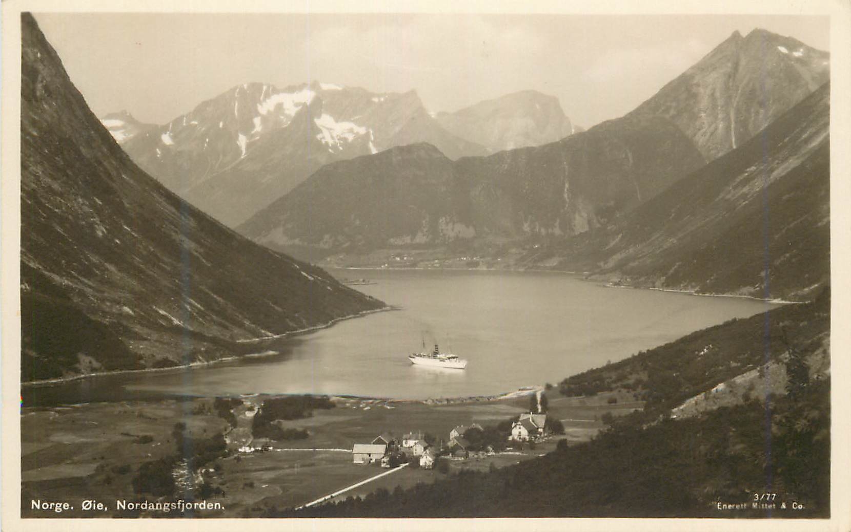 Norge. Øie, Nordangsfjorden — vue panoramique avec fjord, montagnes enneigées et bateau — Enerett Mittet & Co. n°3/77