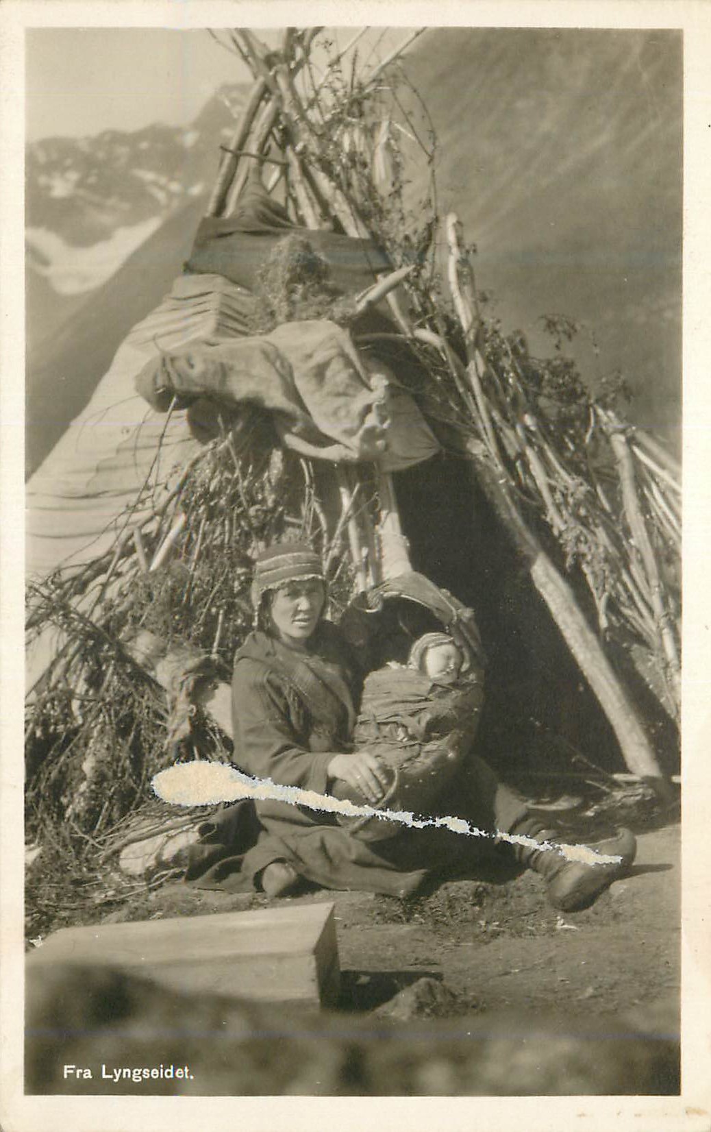 Femme et enfant devant une tente de montagne — Fra Lyngseidet