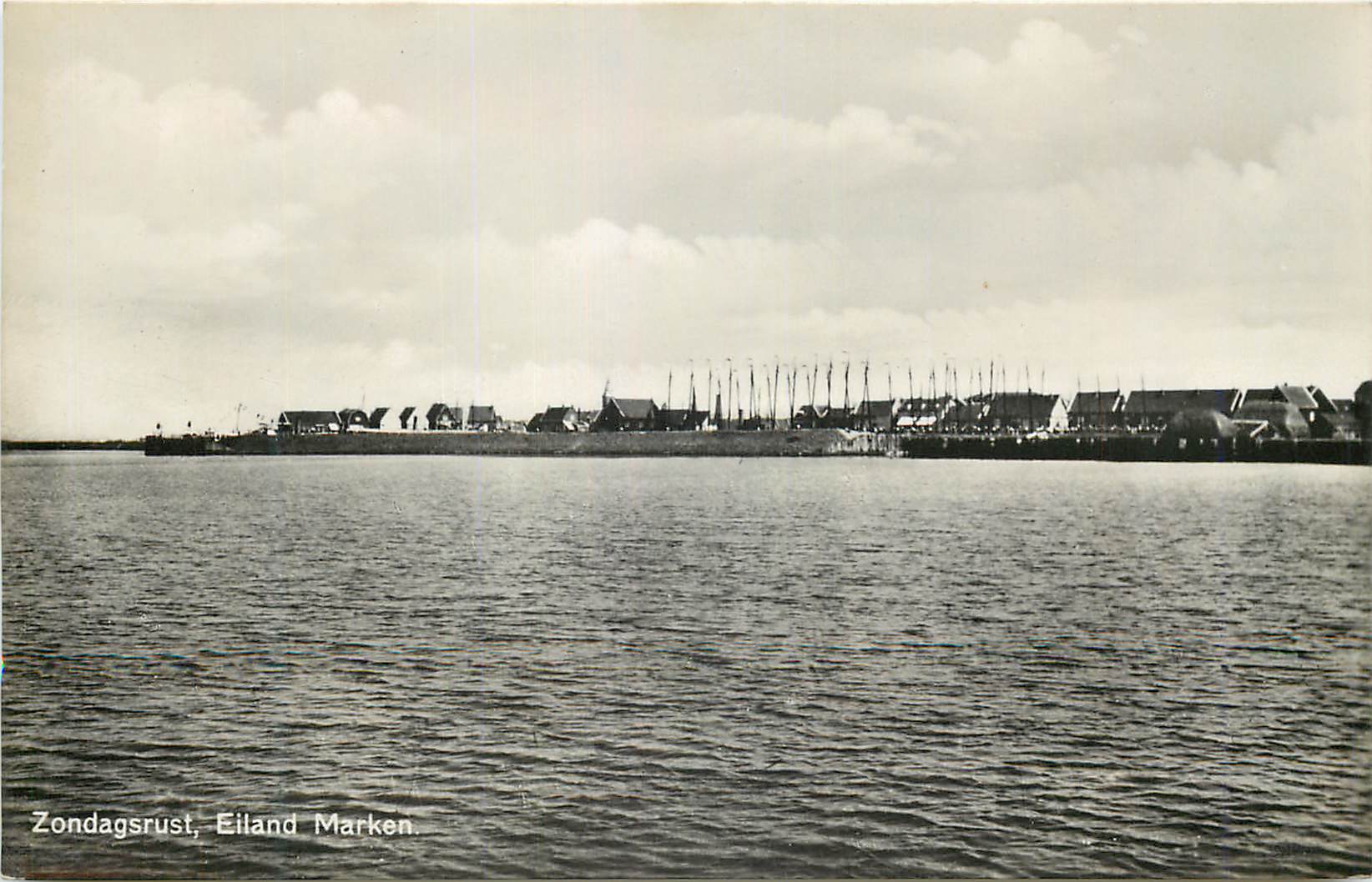Zondagsrust, Eiland Marken — vue du port avec bateaux à voile — éditeur non identifié
