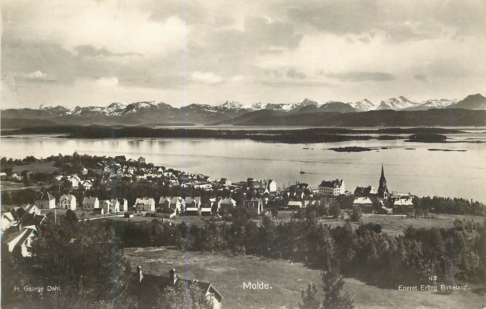 Vue aérienne de Molde — montagnes enneigées en arrière-plan — H. George Dahl, n° 43
