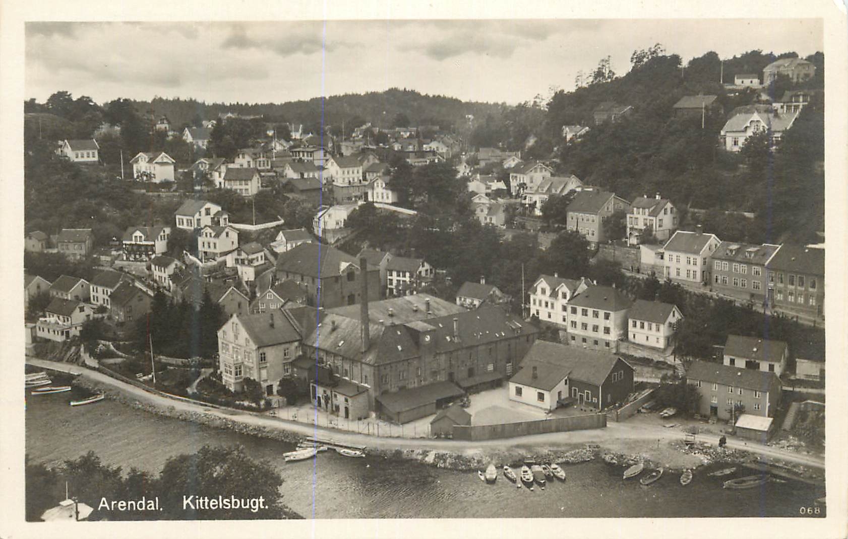 Arendal. Kittelsbugt. — Vue aérienne du port et des maisons — Série 068