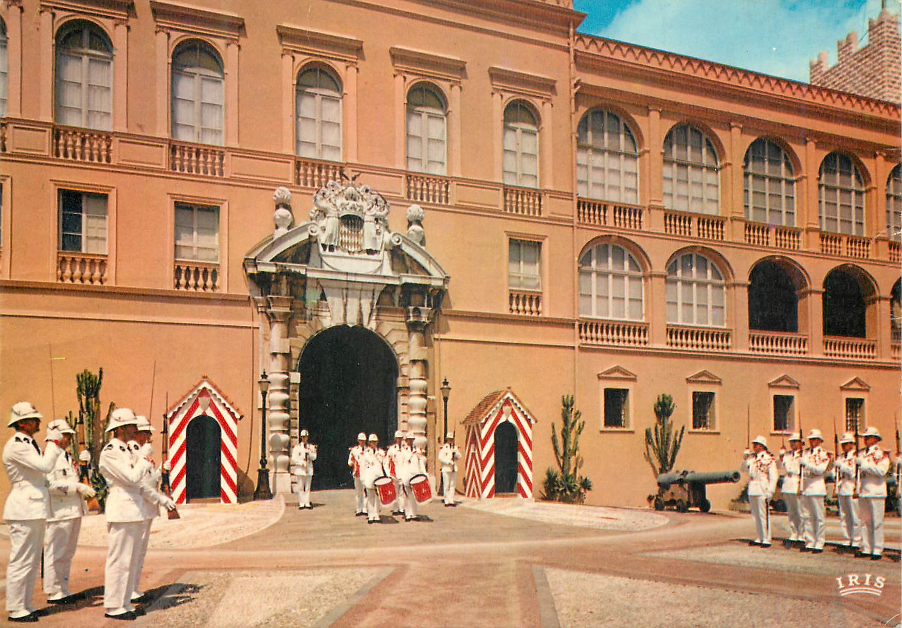 CPM REFLETS DE LA COTE D'AZUR MONACO La relève de la Garde devant le Palais Princier Militaria