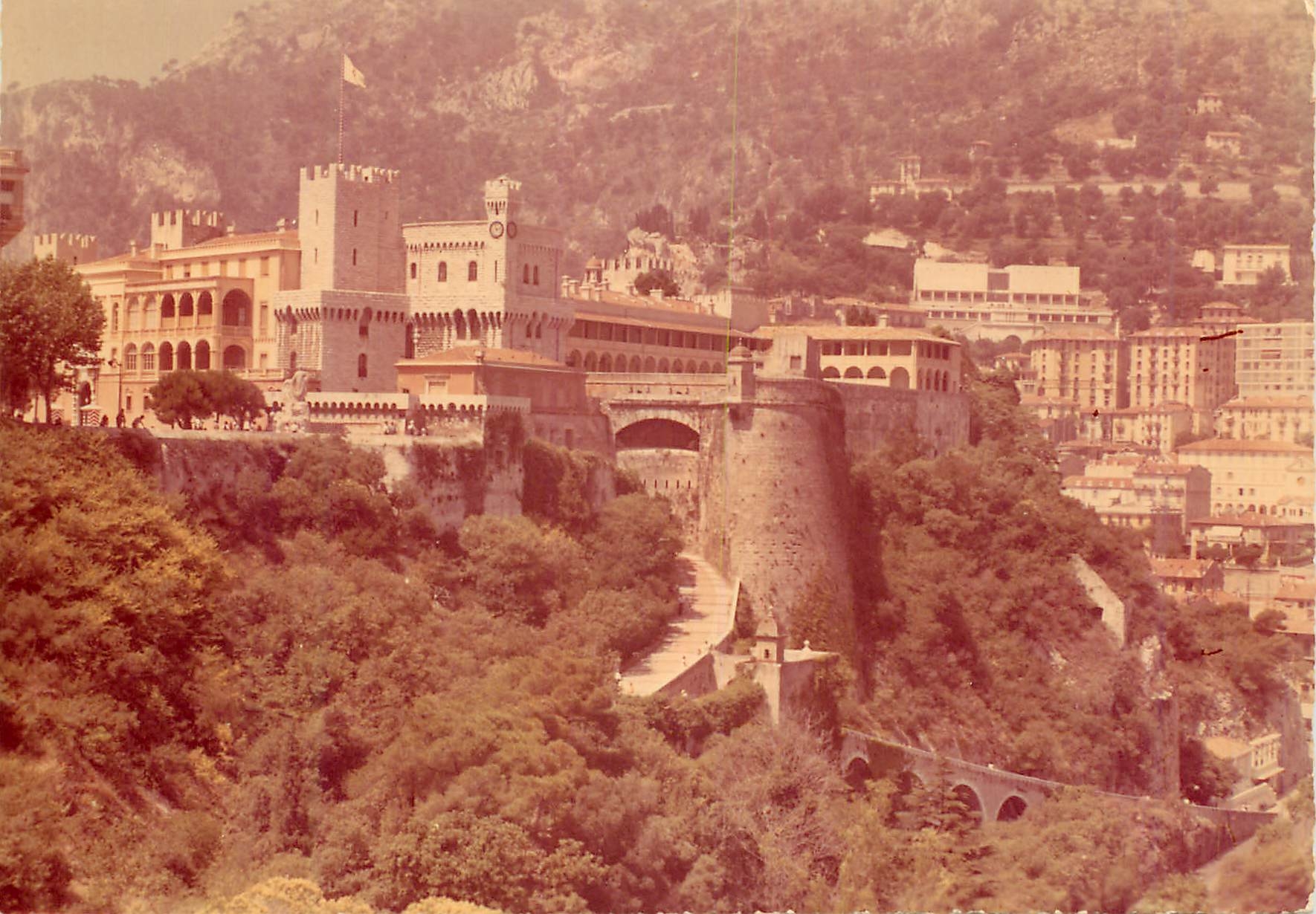 CPM LE PALAIS DE S.A.S LE PRINCE DE MONACO Vue sur les Remparts  la Tour de l'Etendard et la Tour de l Horloge