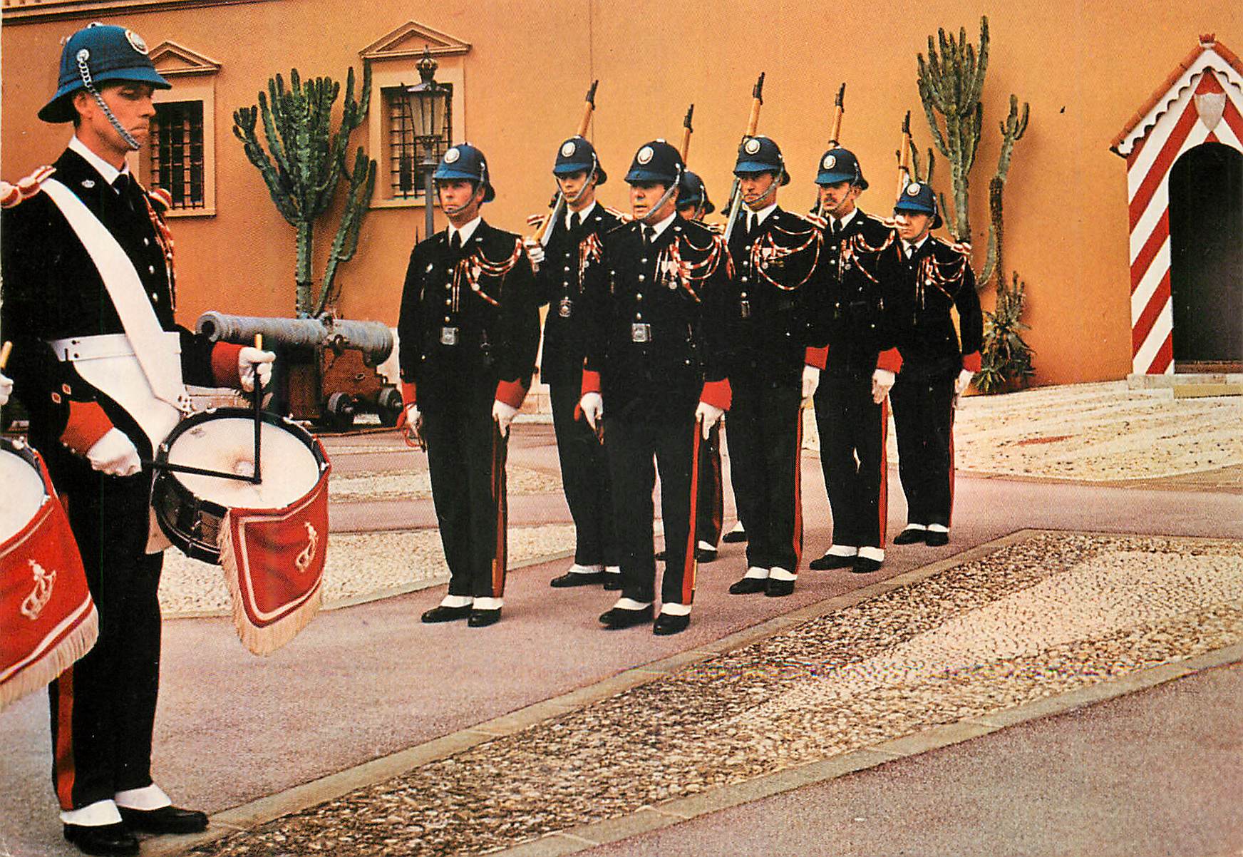 CPM PRINCIPAUTE DE MONACO la releve de la garde Militaria 