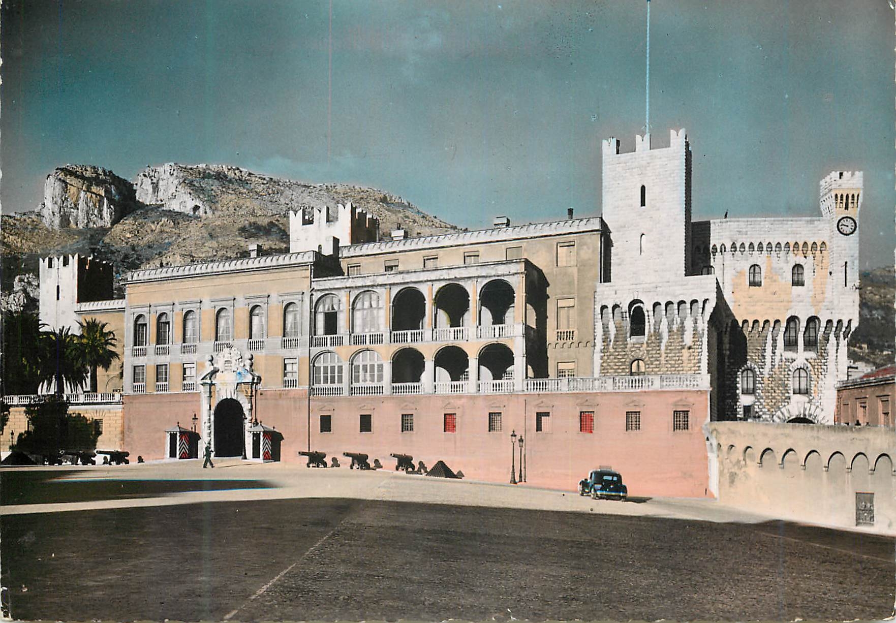 CPM Le Palais de S. A.S  Le Prince de Monaco Façade Principale sur la Place du Palais
