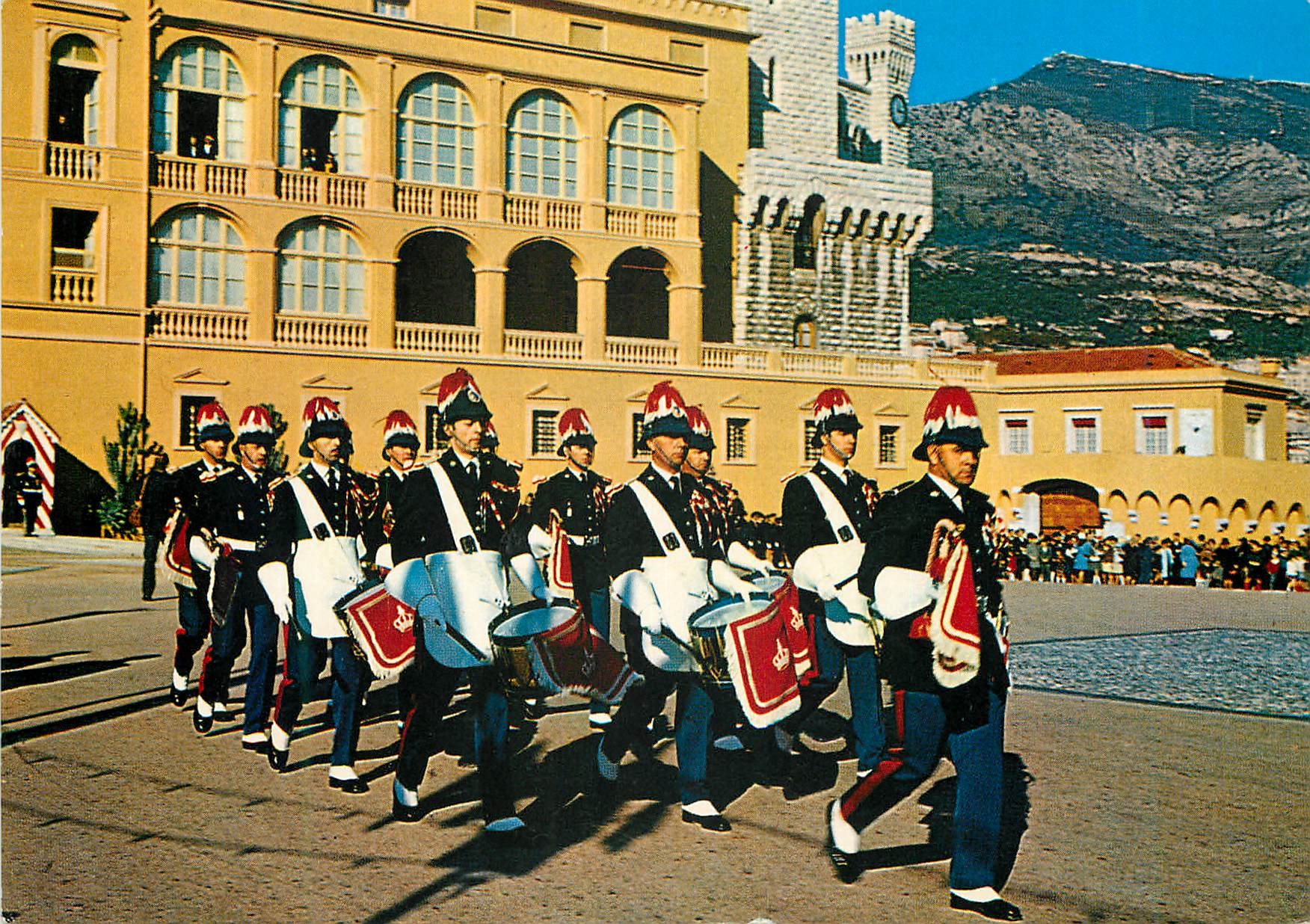 CPM PRINCIPAUTE DE MONACO Clairons et Tambours défilant devant Ie Palais Princier Militaria