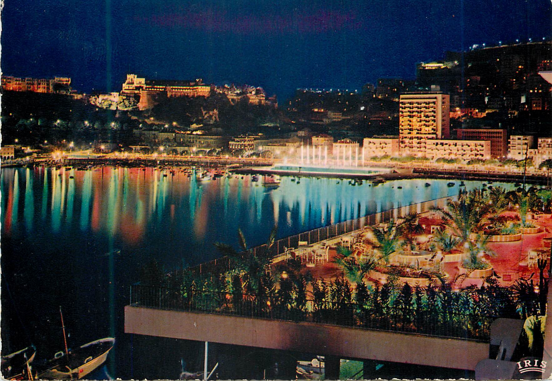 CPM MONACO la nuit Vue générale sur le Port la terrasse de la piscine de l'Hôtel de Paris Au fond  la piscine Rainier II