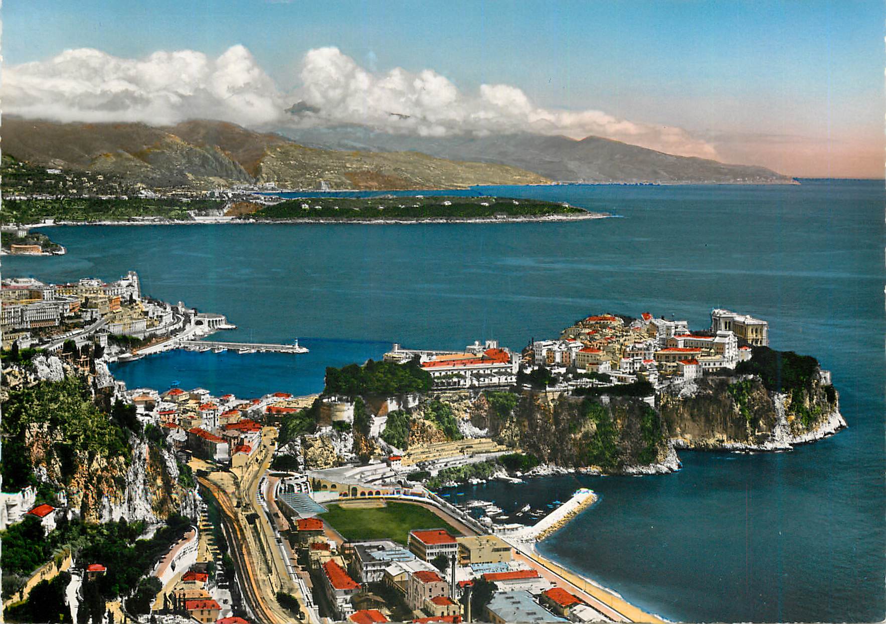 Le Rocher, le port — Au fond : le cap Martin et la côte italienne — Editions S.E.P.T. - 2, rue Alexis-Mossa - Nice