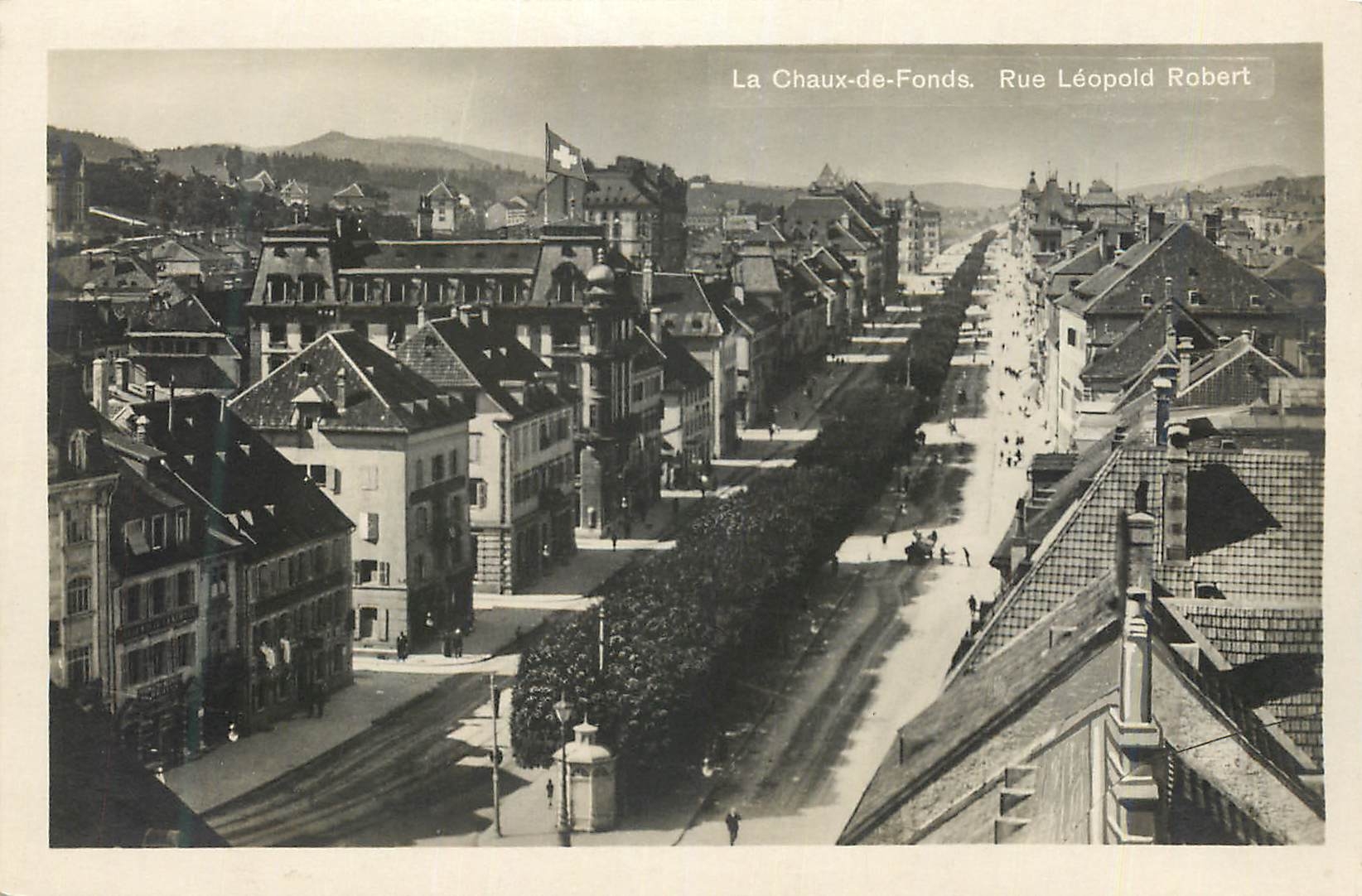 CPA La Chaux de Fonds Rue Leopold Robert 
