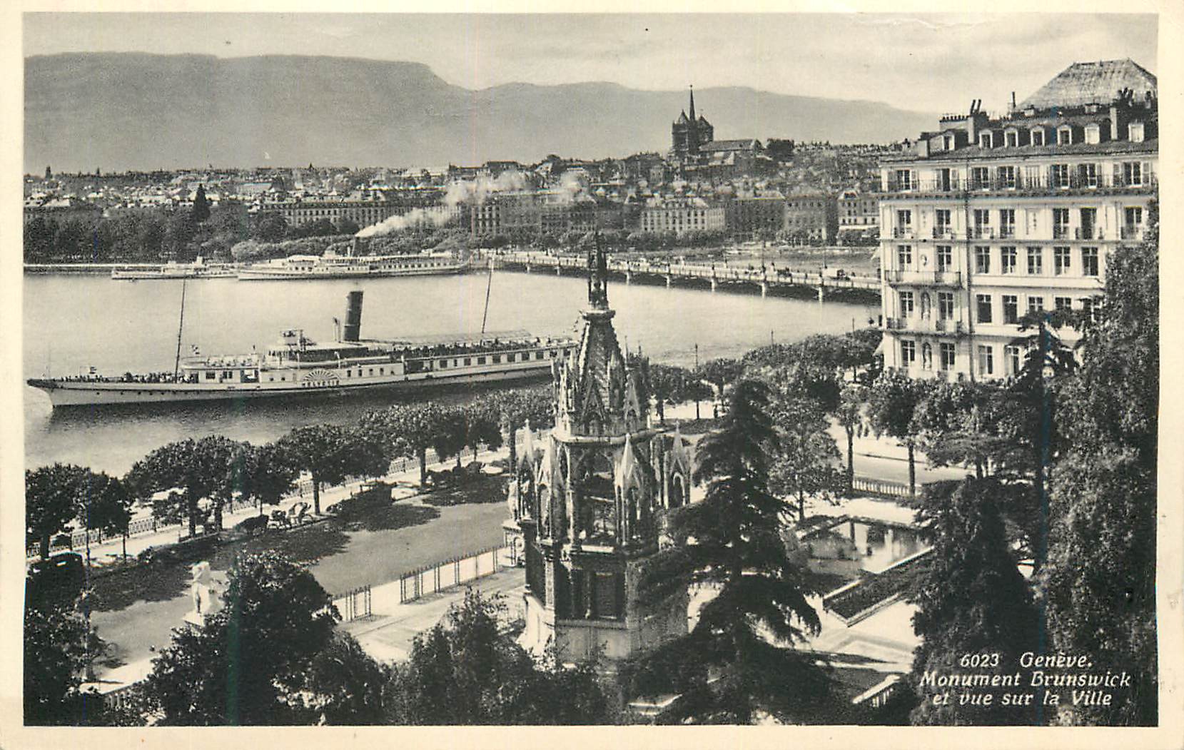 CPA Geneve Monument Brunswick et vue sur la Ville Bateau