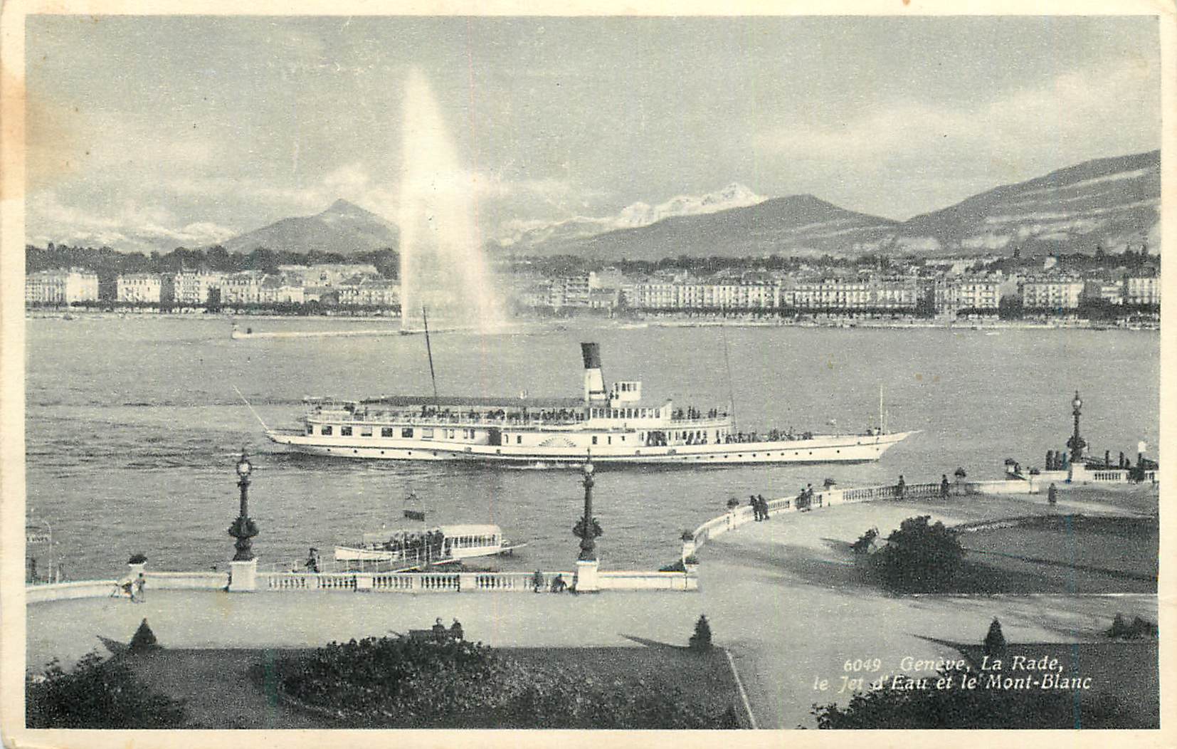 CPA Geneve La Rade le jet d eau et le Mont Blanc Bateau