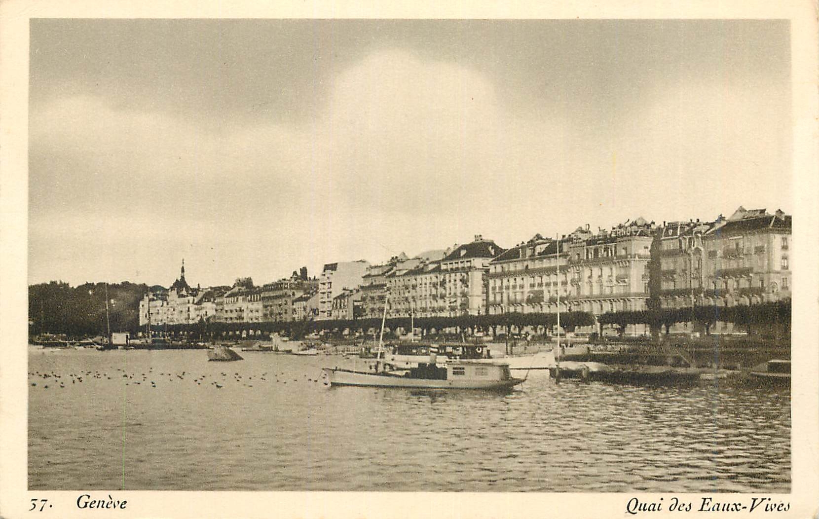 CPA Geneve Quai des Eaux Vives Bateaux