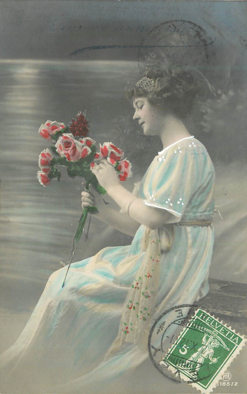 Jeune femme en robe bleue tenant un bouquet de roses — éditeur inconnu, n° de série 3185/2