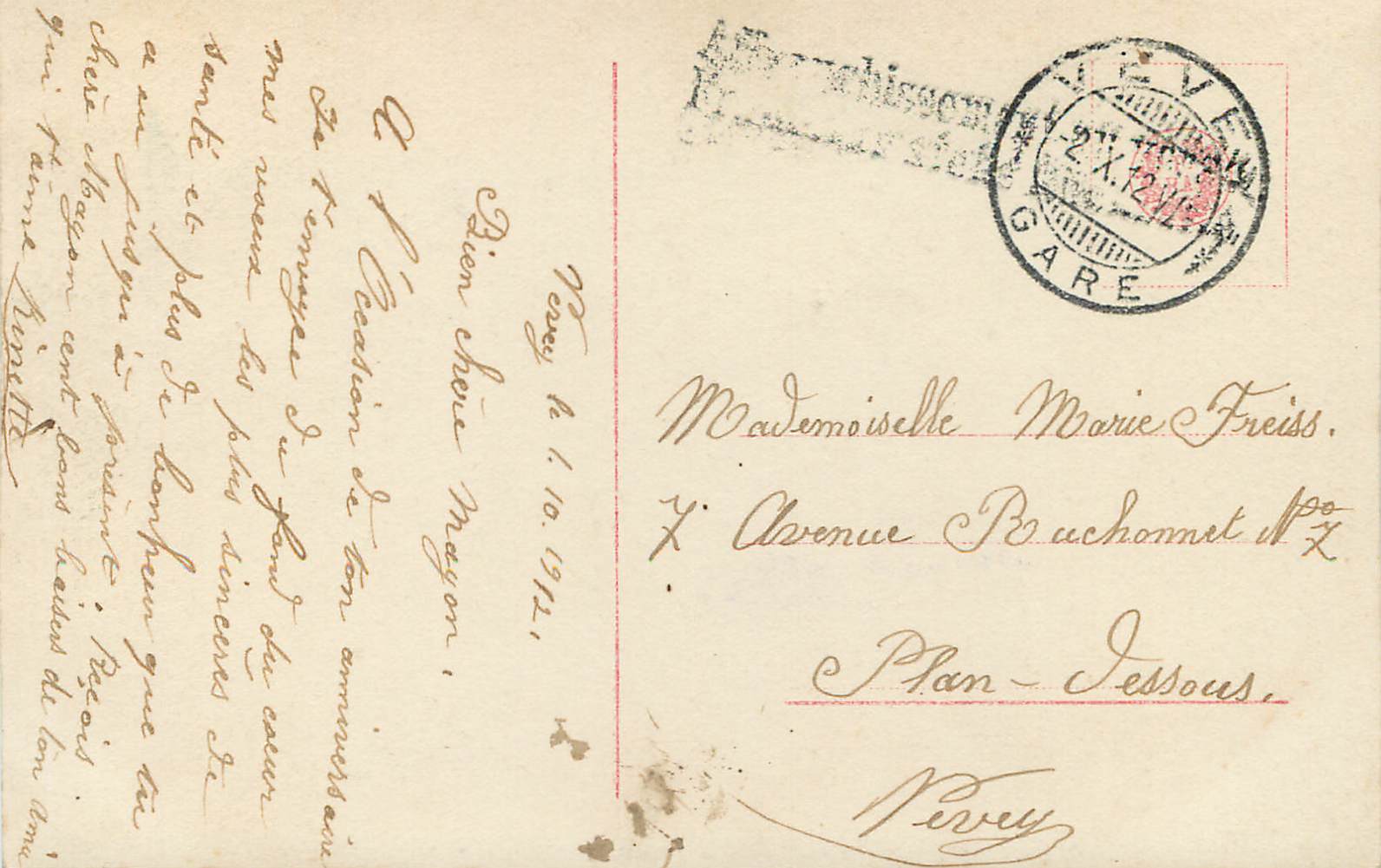 Jeune femme en robe bleue tenant un bouquet de roses — éditeur inconnu, n° de série 3185/2 — Reverso