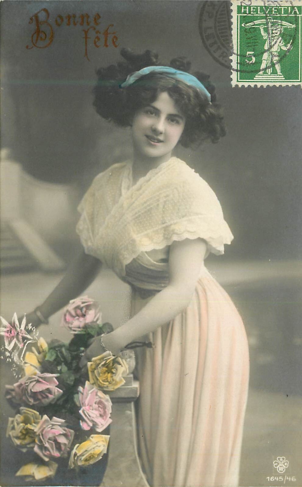 Jeune femme en robe rose tenant un bouquet — 'Bonne fête' — Helvetia 5 centimes, série 1645/46