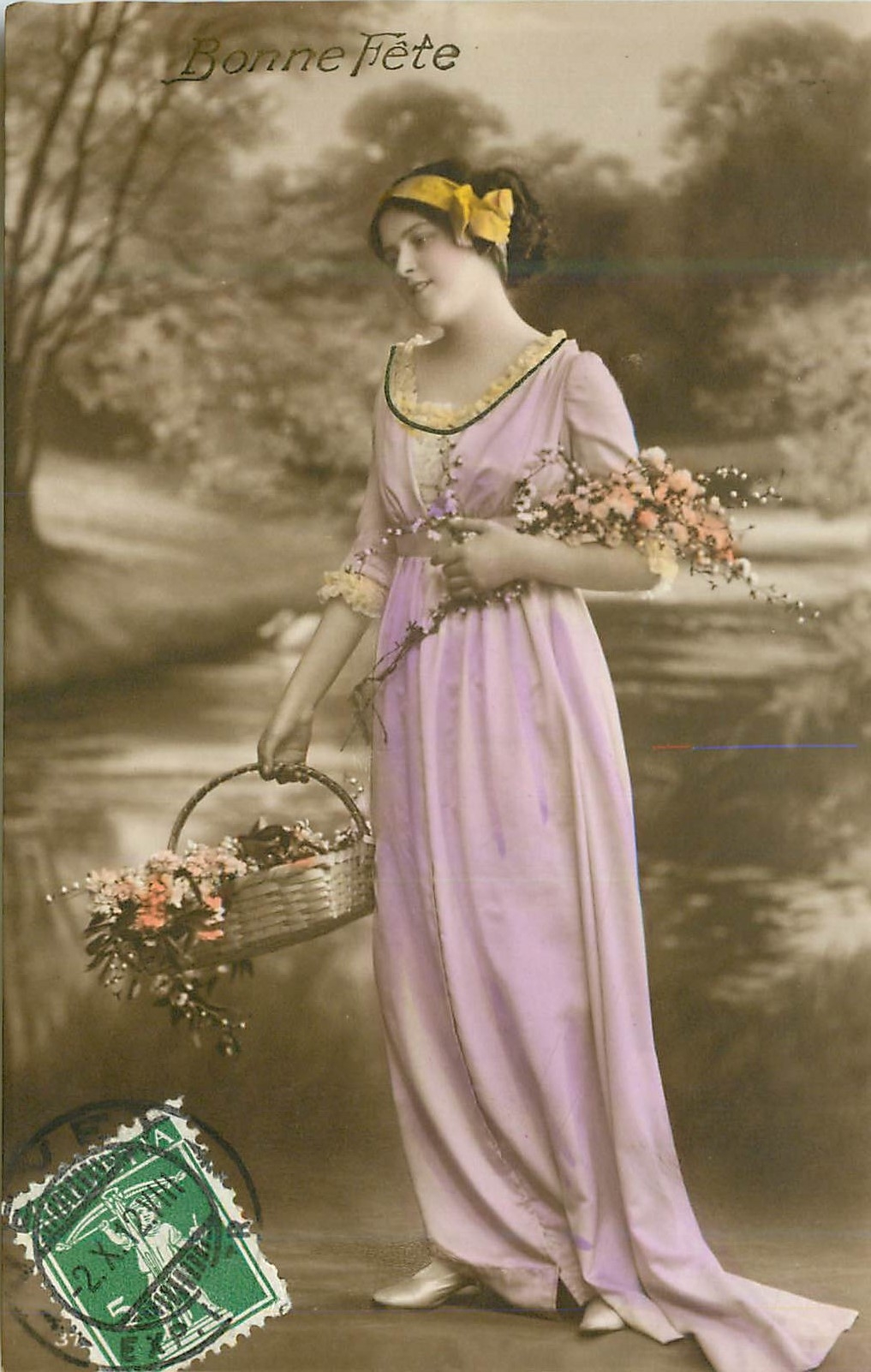 Jeune femme en robe lilas — Bonne Fête — photographe anonyme