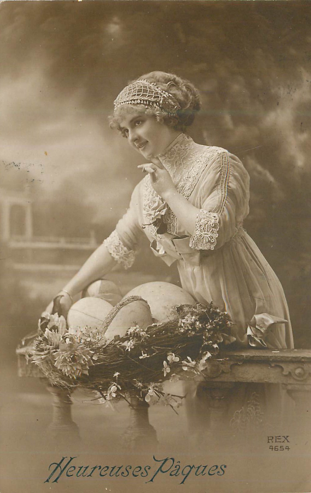 Femme en robe à dentelle avec panier d'œufs — Heureuses Pâques — REX 4654