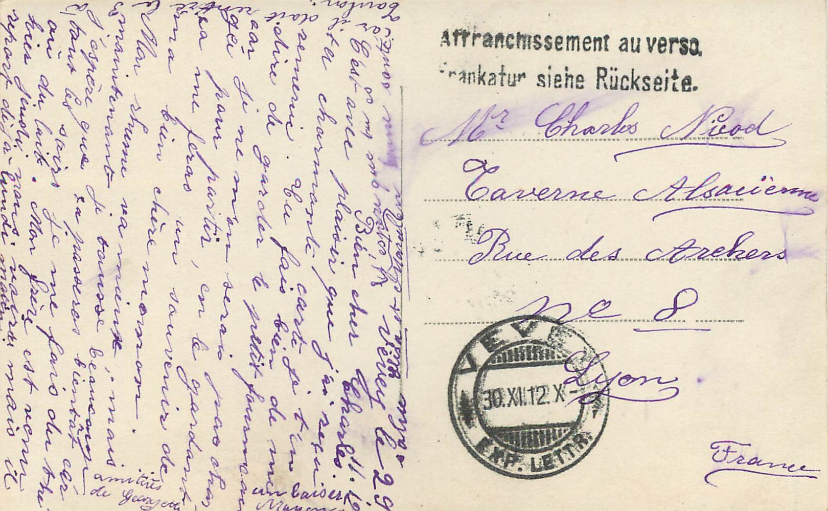 Jeune femme et avion décoré de roses — texte poétique — éditeur inconnu — Verso