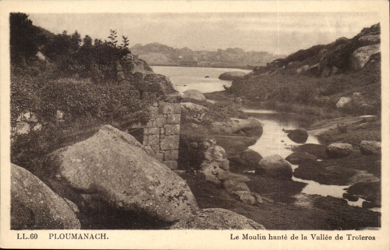 Ploumanach CPA Le moulin hante de la vallee de Troieros