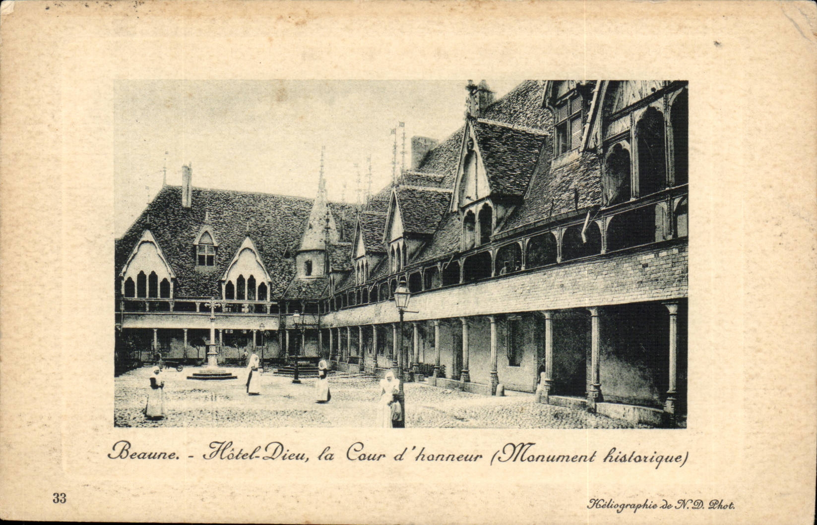 Beaune - Hôtel-Dieu, la Cour d'honneur (Monument historique) — Héliographie de N.D. Phot. — n° 33