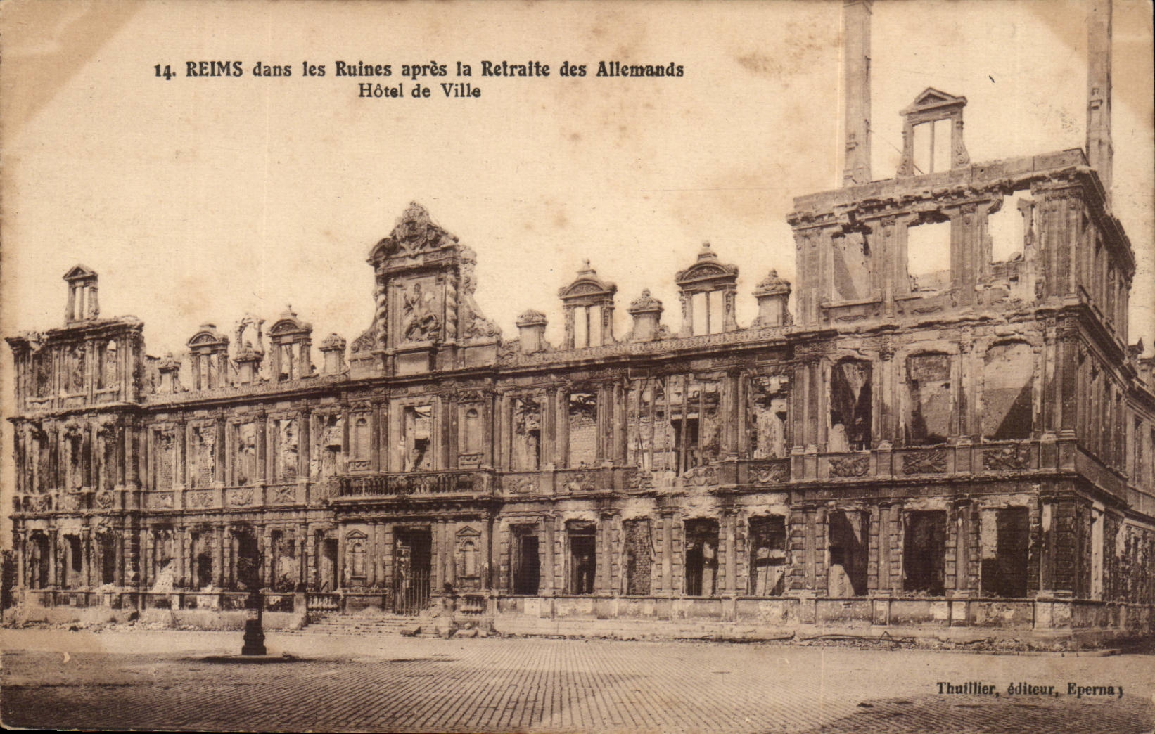 Reims CPA Dans les ruines apres la retraite des allemands Hotel de ville