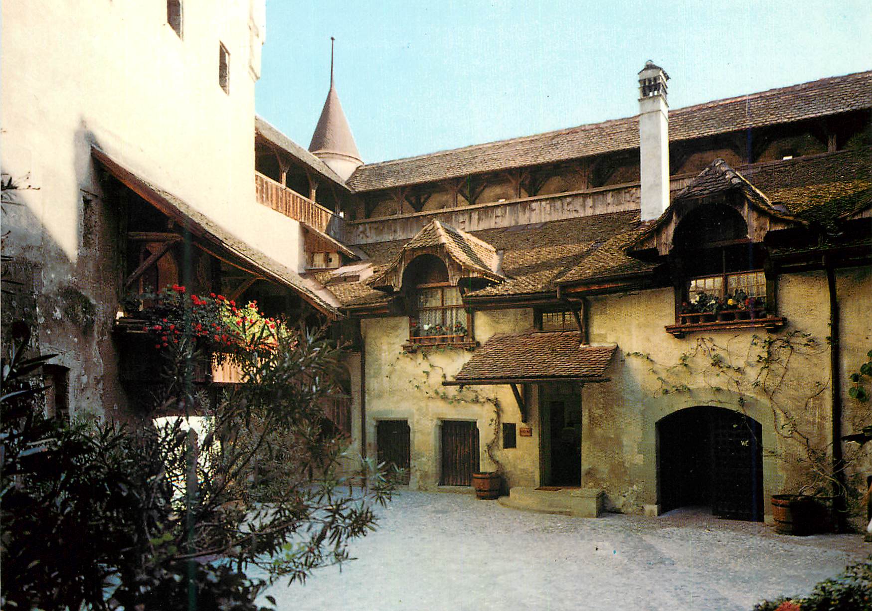 CPM Suisse Schweiz Switzerland Chateau de Chillon pres Montreux La cour d entree Schloss Chillon bei Montreux Der Eingan
