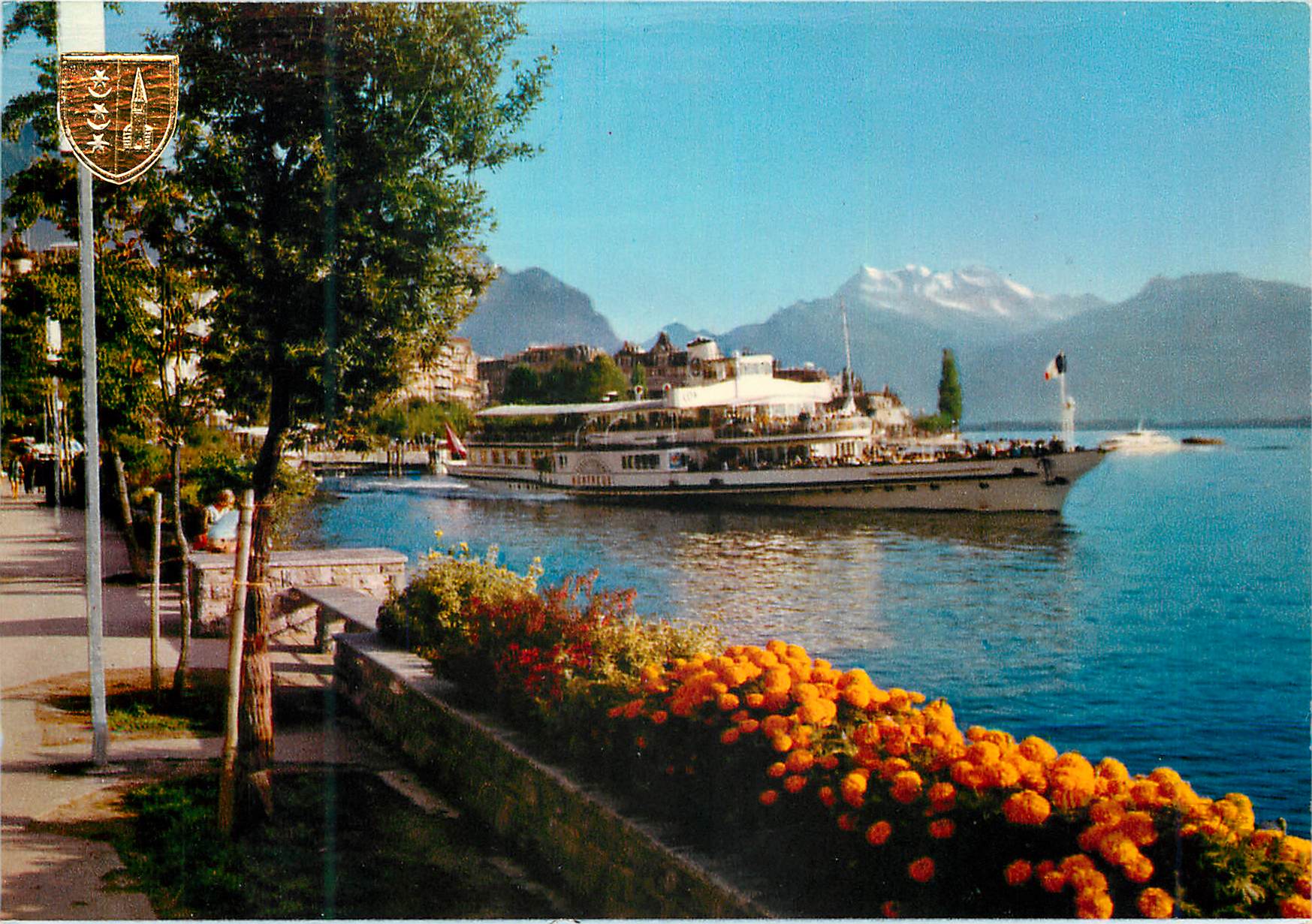 CPM Montreux Les quais fleuris et le bateau salon Montreux Die bluehenden Kais und das Salonschiff Montreux
