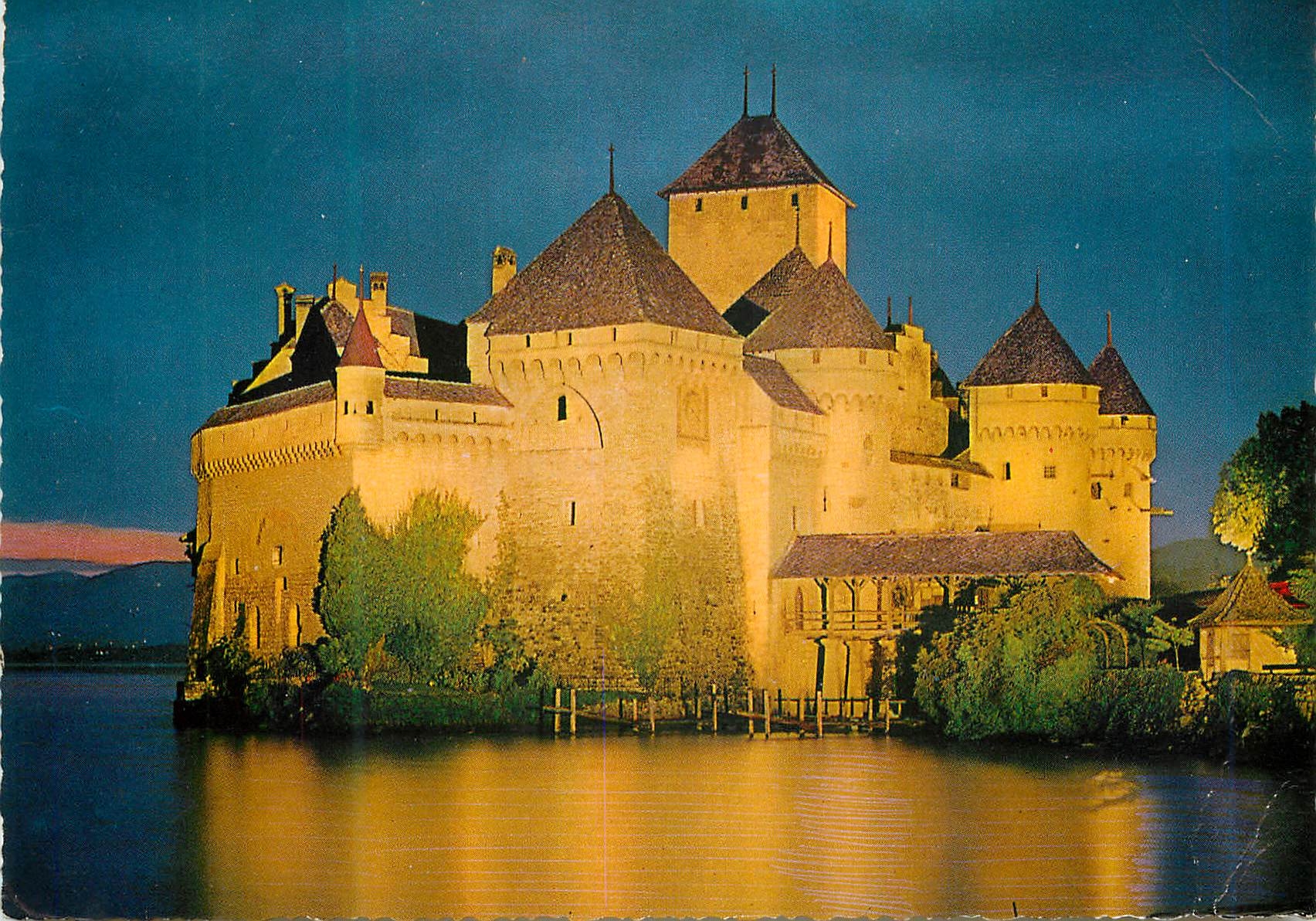 CPM Montreux Vue nocturne du Chateau de Chillon Das Schlos Chillon bei Nacht Veduta notturna del Castello di Chillon