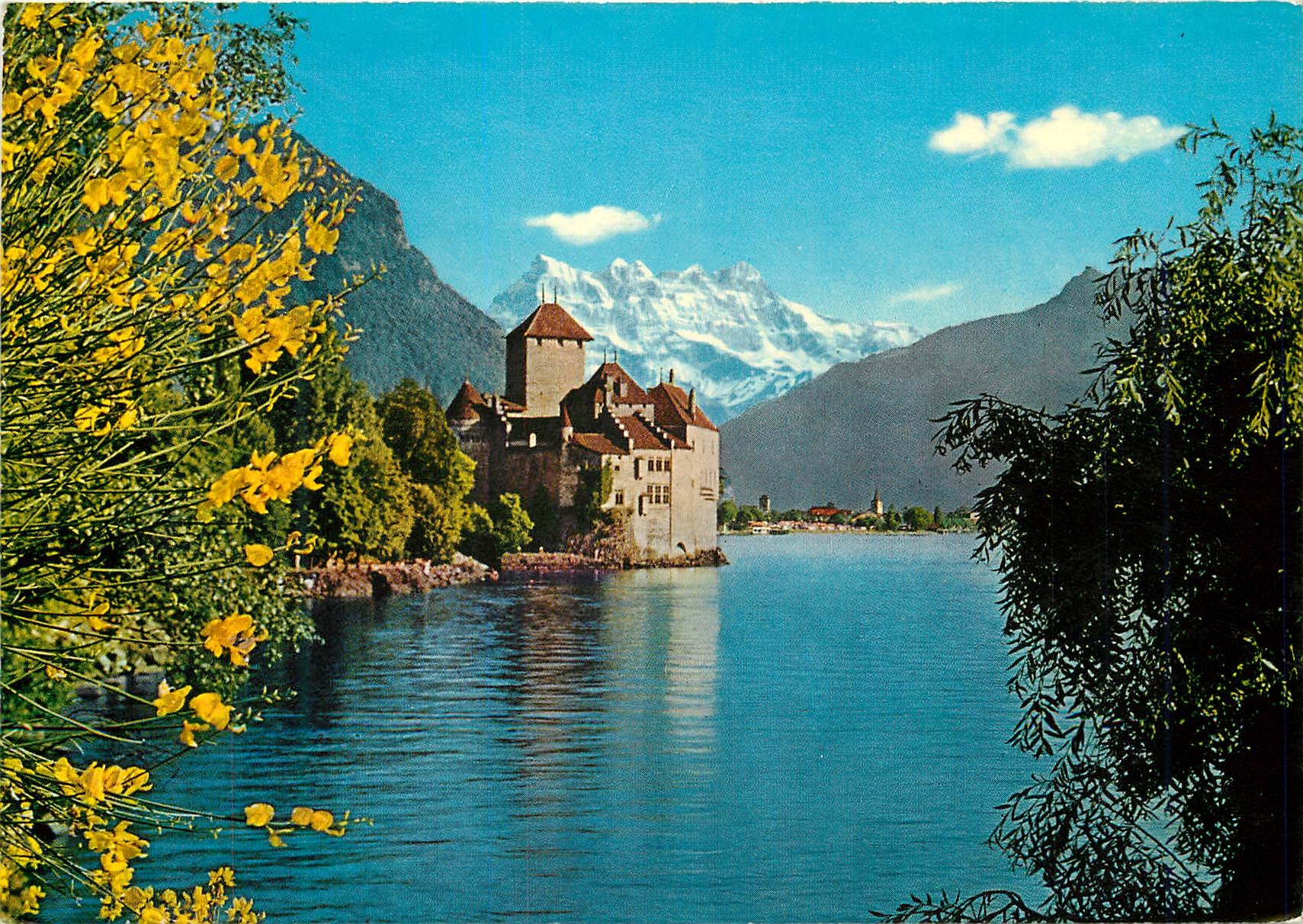 CPM Montreux Le Chateau de Chillon et les Dents du Midi Das Schloss Chillon mit Dents du Midi Castello Chillon e Dents d