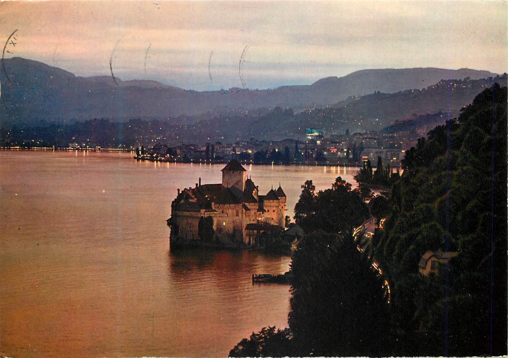 CPM Montreux Le Chateau de Chillon et la ville au crepuscule La Poste Aerienne Est Rapide est Sure Helvetia Reproduction